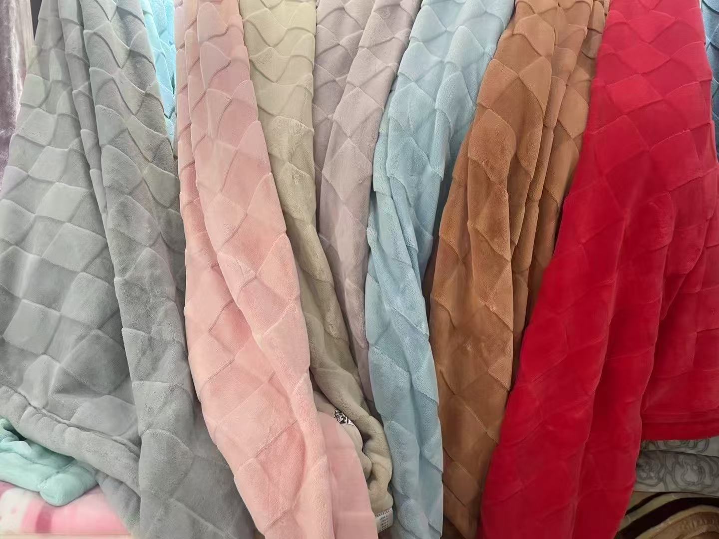 2025年秋冬新款爱阳绒双层加厚毛毯放歌珊瑚绒毛毯仿兔毛婚庆批发 pic 1