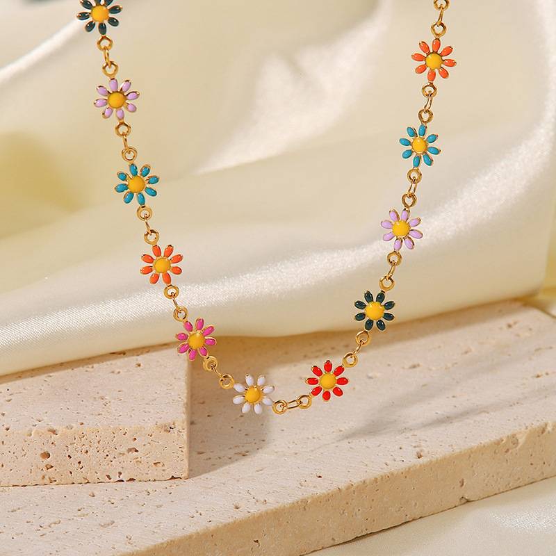 كانت سلسلة الاقحوان الممزوجة بألوان القِرْمِيِّ، التي كانت تُصنع في الصيف Specification image