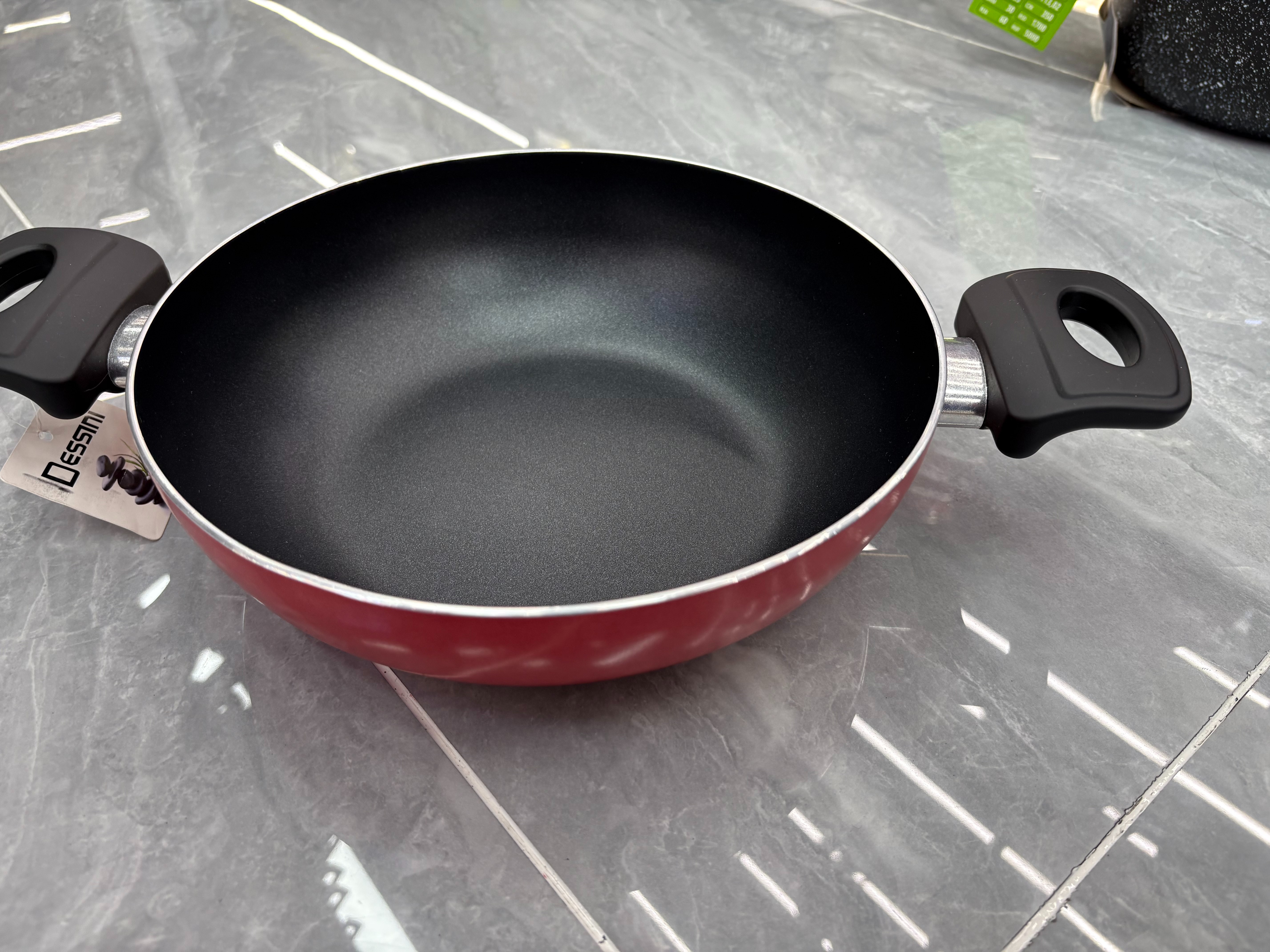 Non-stick pans, frying pans, woks, induction cookers, gas stoves, universal small pans in stock and available for customization. Aluminum pans, double-handled woks, 24cm, 26cm, 28cm details Picture