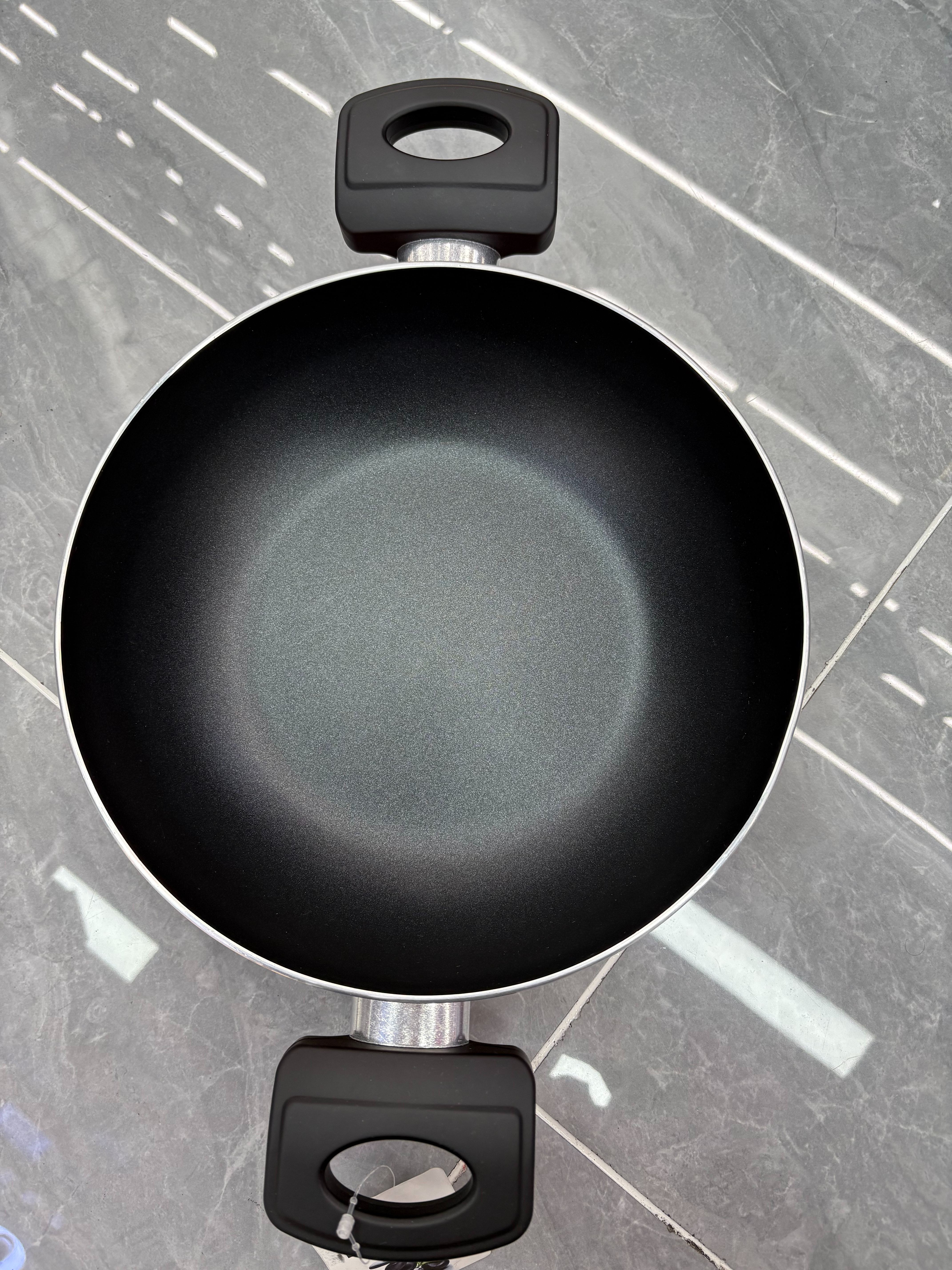 Non-stick pans, frying pans, woks, induction cookers, gas stoves, universal small pans in stock and available for customization. Aluminum pans, double-handled woks, 24cm, 26cm, 28cm pic 1