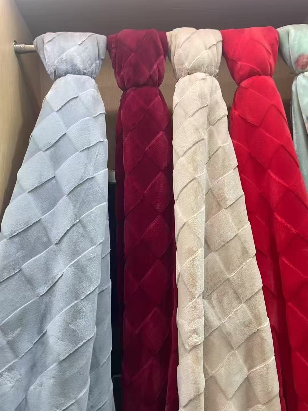 2025年秋冬新款爱阳绒双层加厚毛毯放歌珊瑚绒毛毯仿兔毛婚庆批发 pic 2