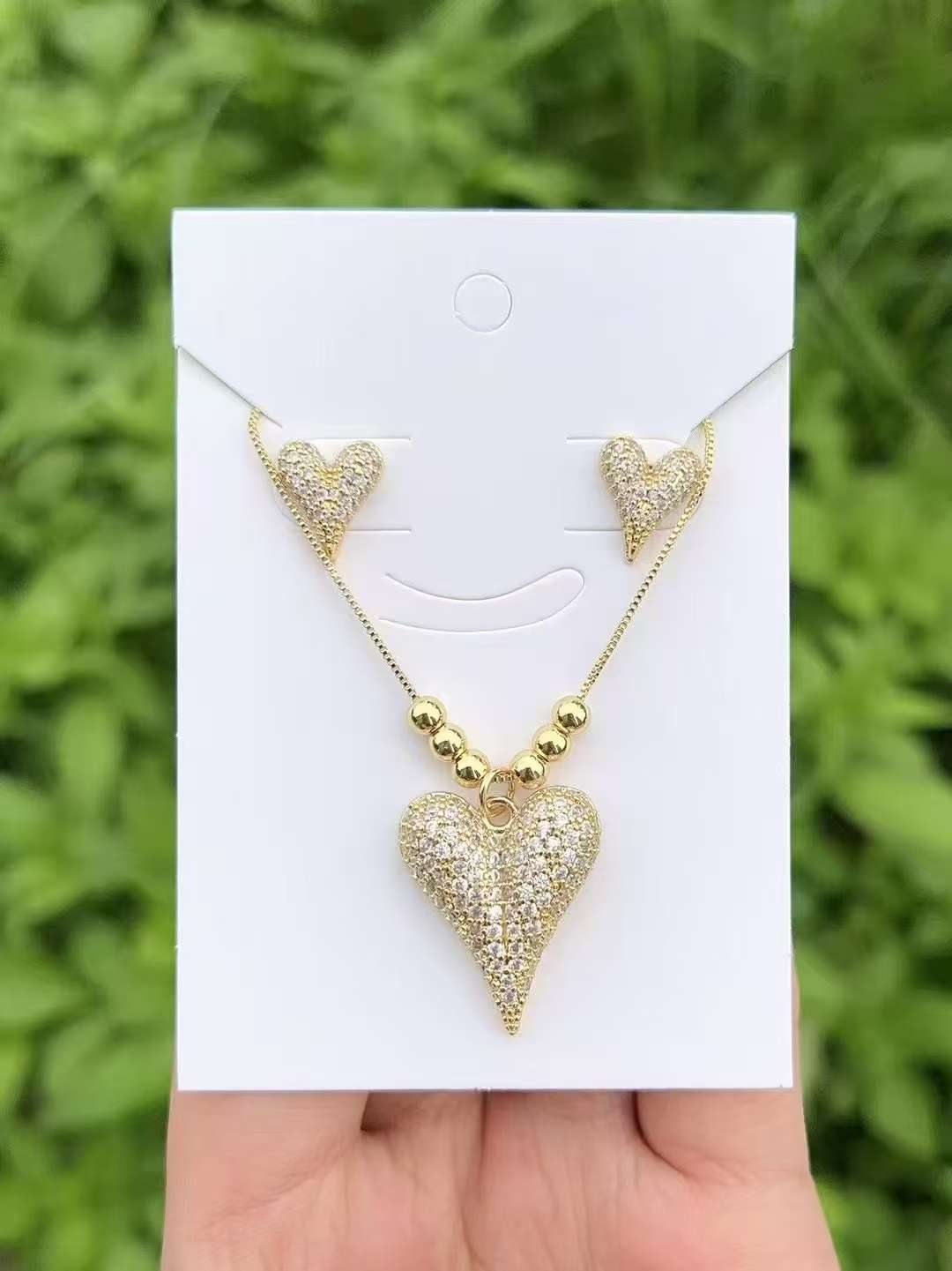 Russian-style zircon necklace jewelry set, a fashionable luxury accessory with exquisite anti-inflammatory design Application Scenario