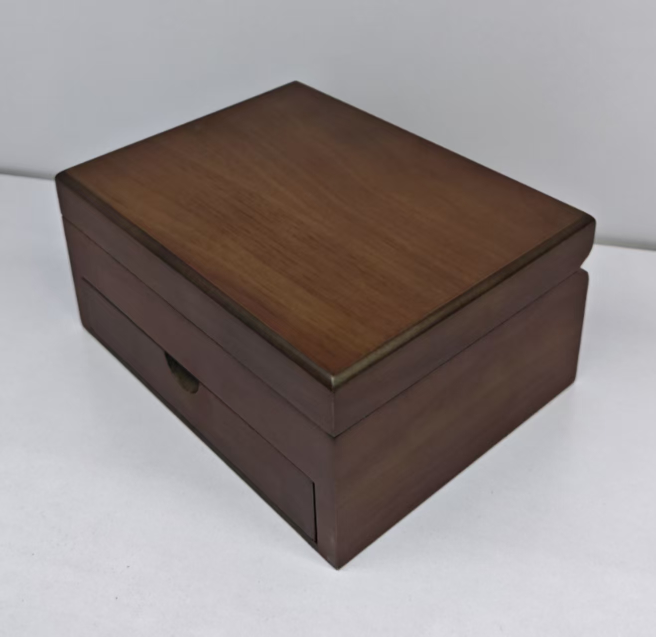 "National trend Chinese-style antique jewelry box, black walnut pattern double-layer jewelry box, wooden handicrafts. Application Scenario
