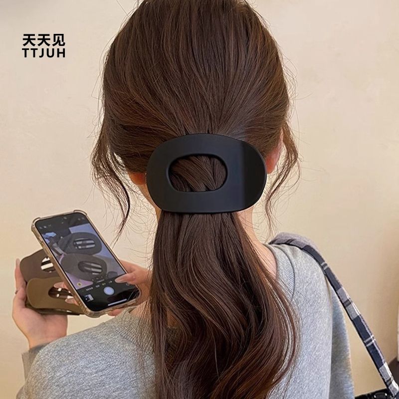 Every day, see TTJUH's new stylish duckbill hairpin at the back of the head, a high-end shark claw hairpin. detail image 9