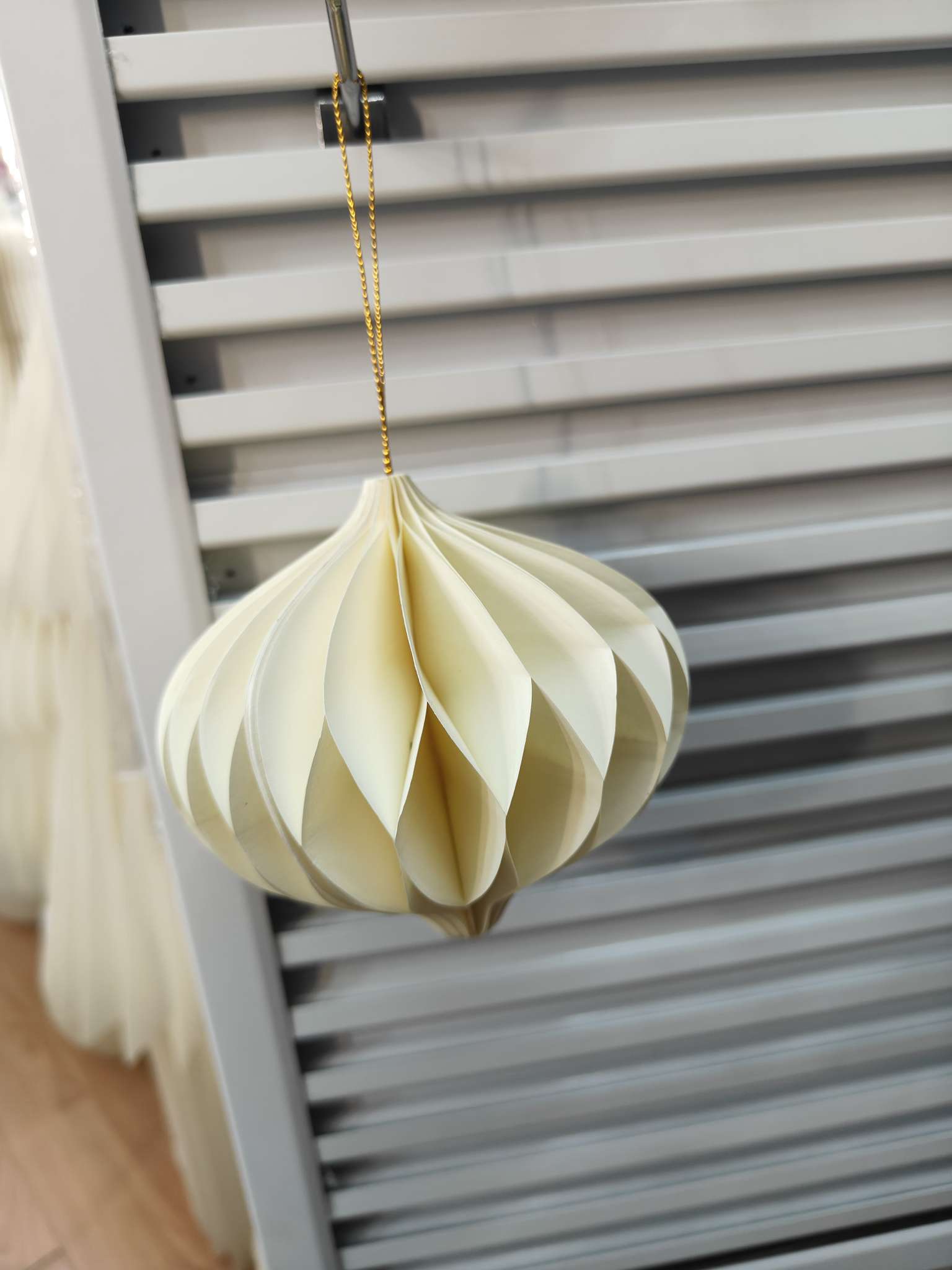 New irregular-shaped honeycomb pendant, suitable for party decoration and festival thick paper honeycomb style Item Picture