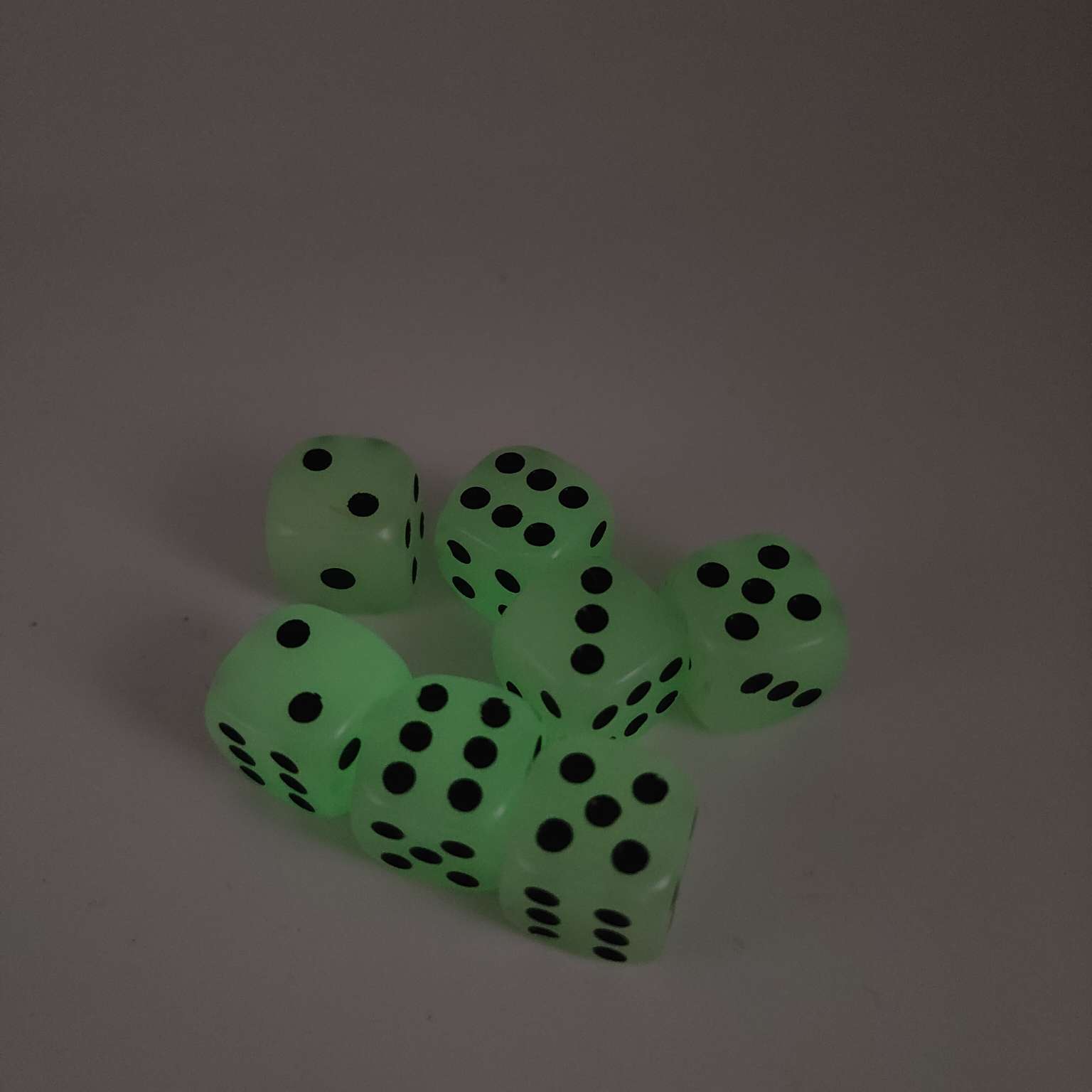 现货供应14MM夜光骰子发光骰子圆角点数骰子亚马逊配件