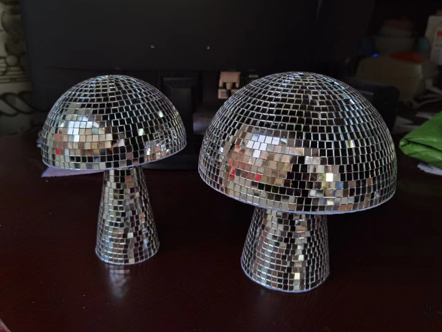 MushroomDiscoBall, a mirror-like glass brick with a mushroom heart for taking photos, is an irregular-shaped glass ball that can be customized. It is a new cross-border product with a reflective party atmosphere Specification drawing