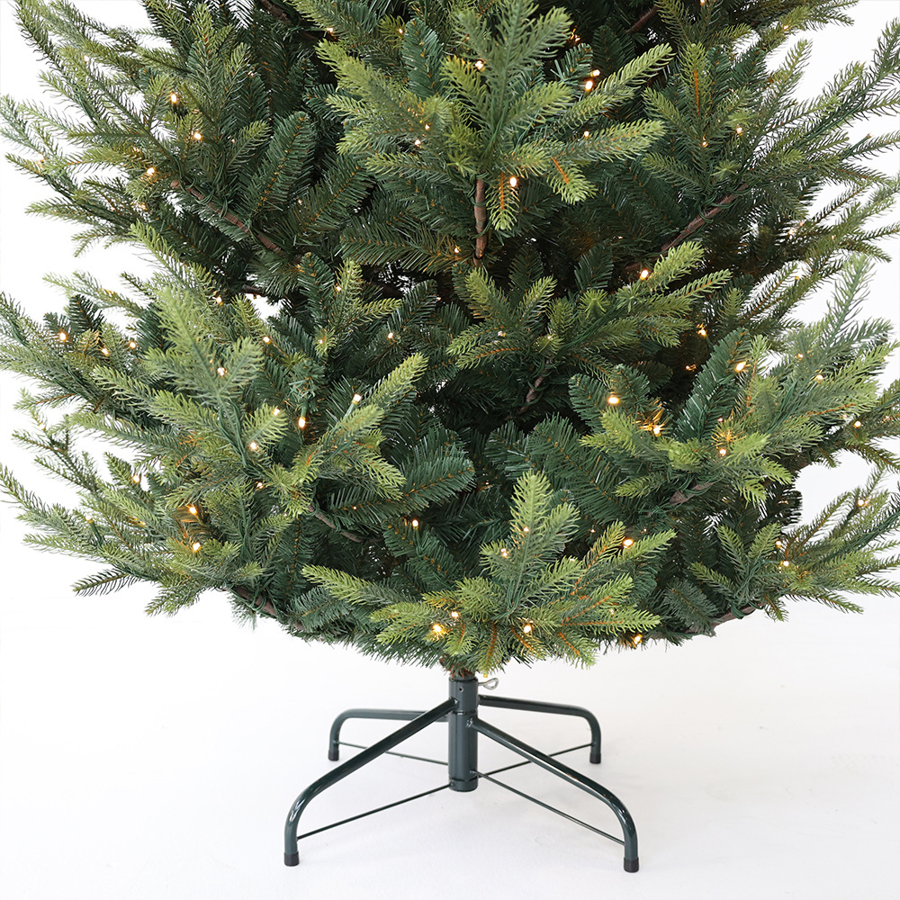 2025 New model 2.1-meter pre-installed LED light Christmas tree PE/PVC hybrid Christmas tree factory direct sales, customizable size available Application Scenario