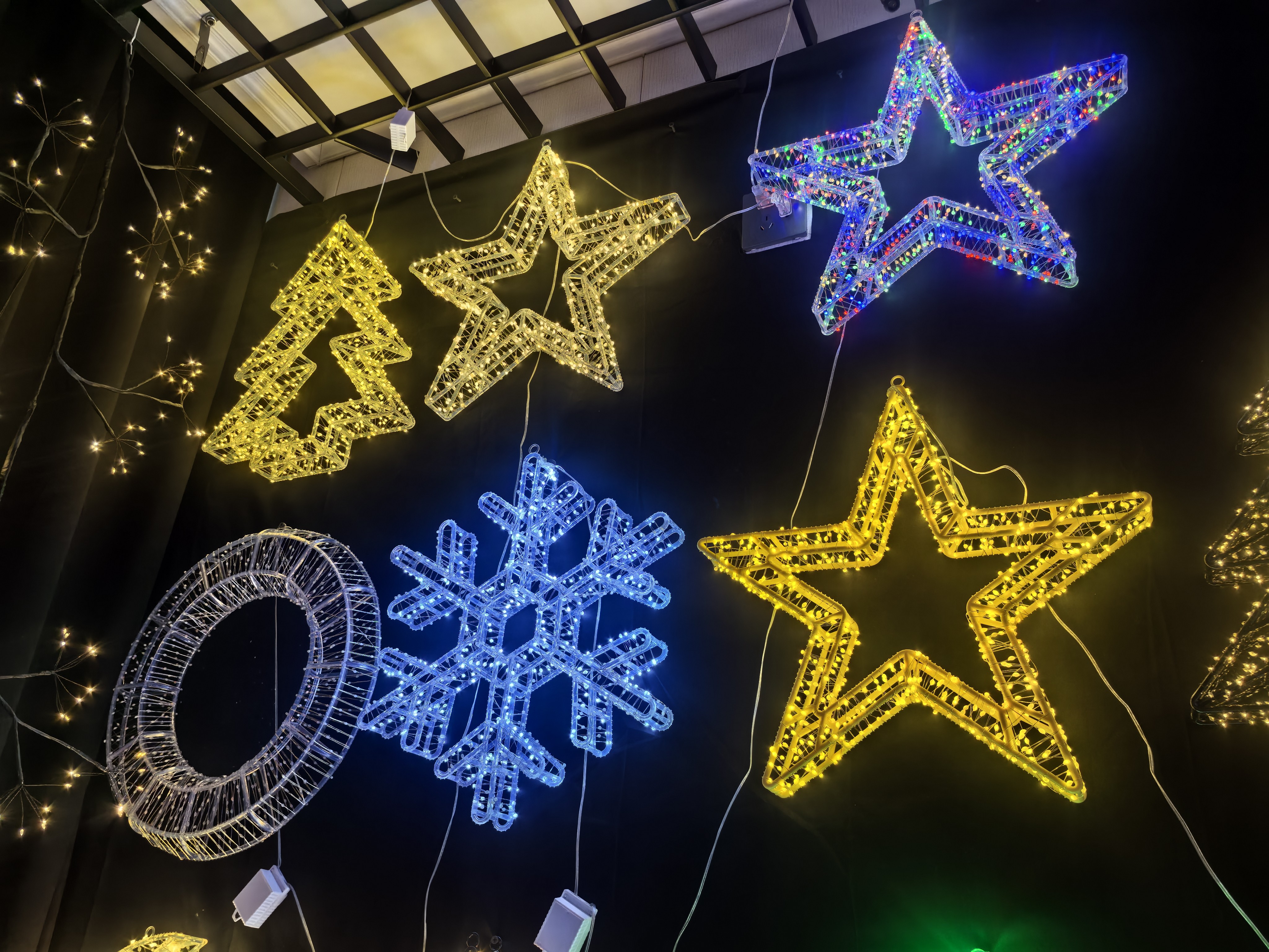 There are many keywords and they cover different categories. The following are examples of product titles expanded based on the keywords: Indoor LED light strings, festival decorative lights, small string lights, LED shaped lights, foreign creations details Picture