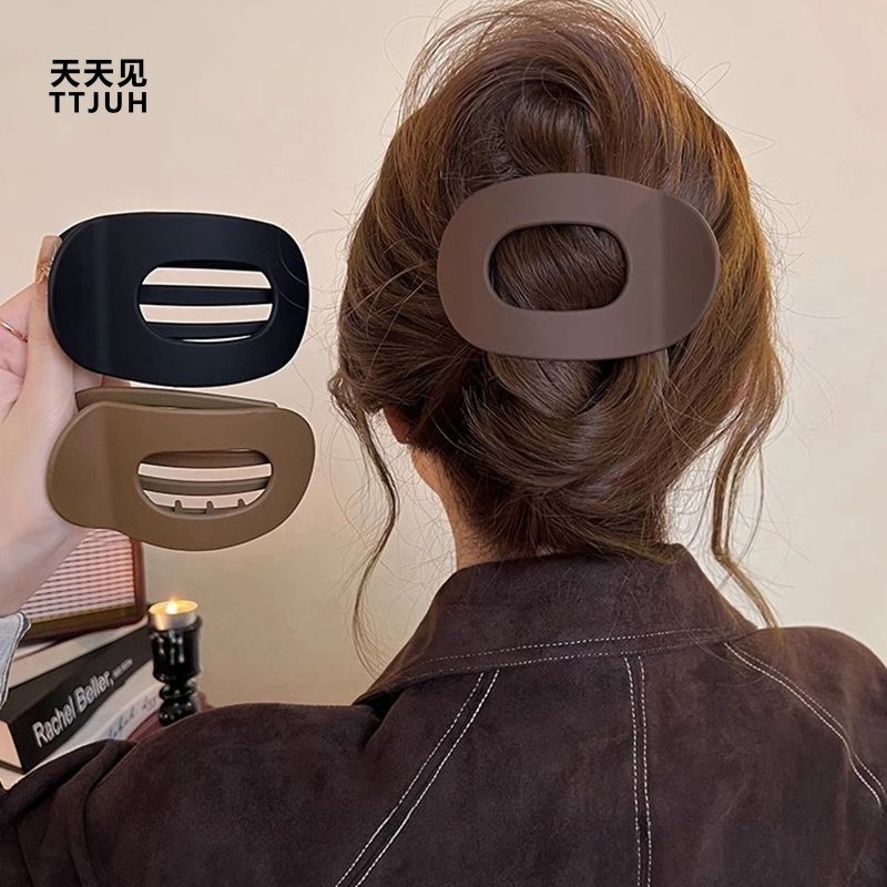 Every day, see TTJUH's new stylish duckbill hairpin at the back of the head, a high-end shark claw hairpin. detail image 7
