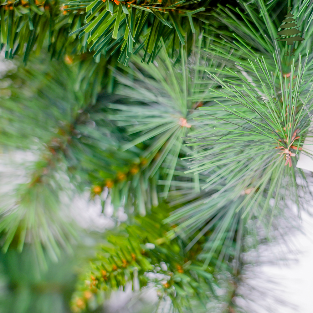 A new 2025 green pointed-toe PVC and PET pine needle Christmas tree details Picture