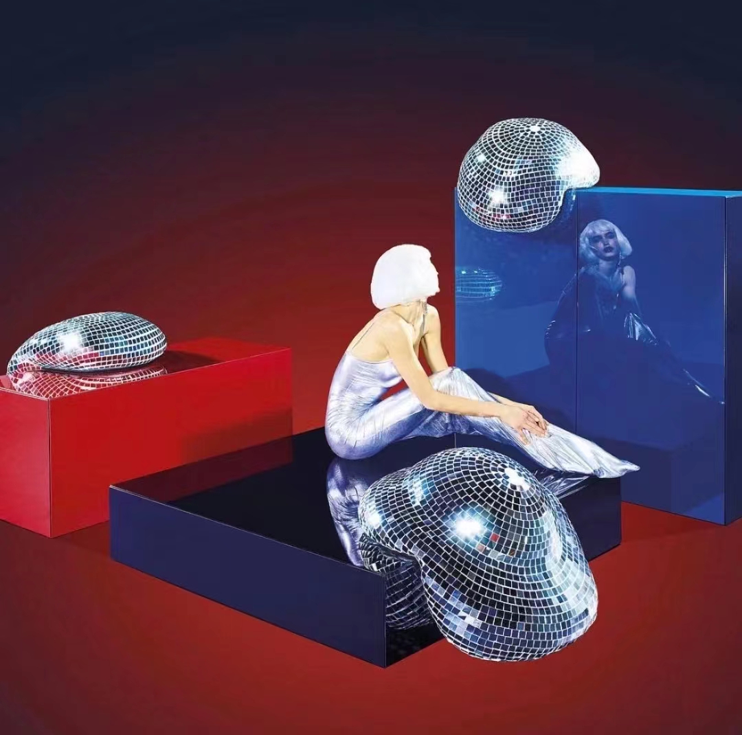 MushroomDiscoBall, a mirror-like glass brick with a mushroom heart for taking photos, is an irregular-shaped glass ball that can be customized. It is a new cross-border product with a reflective party atmosphere Application Scenario