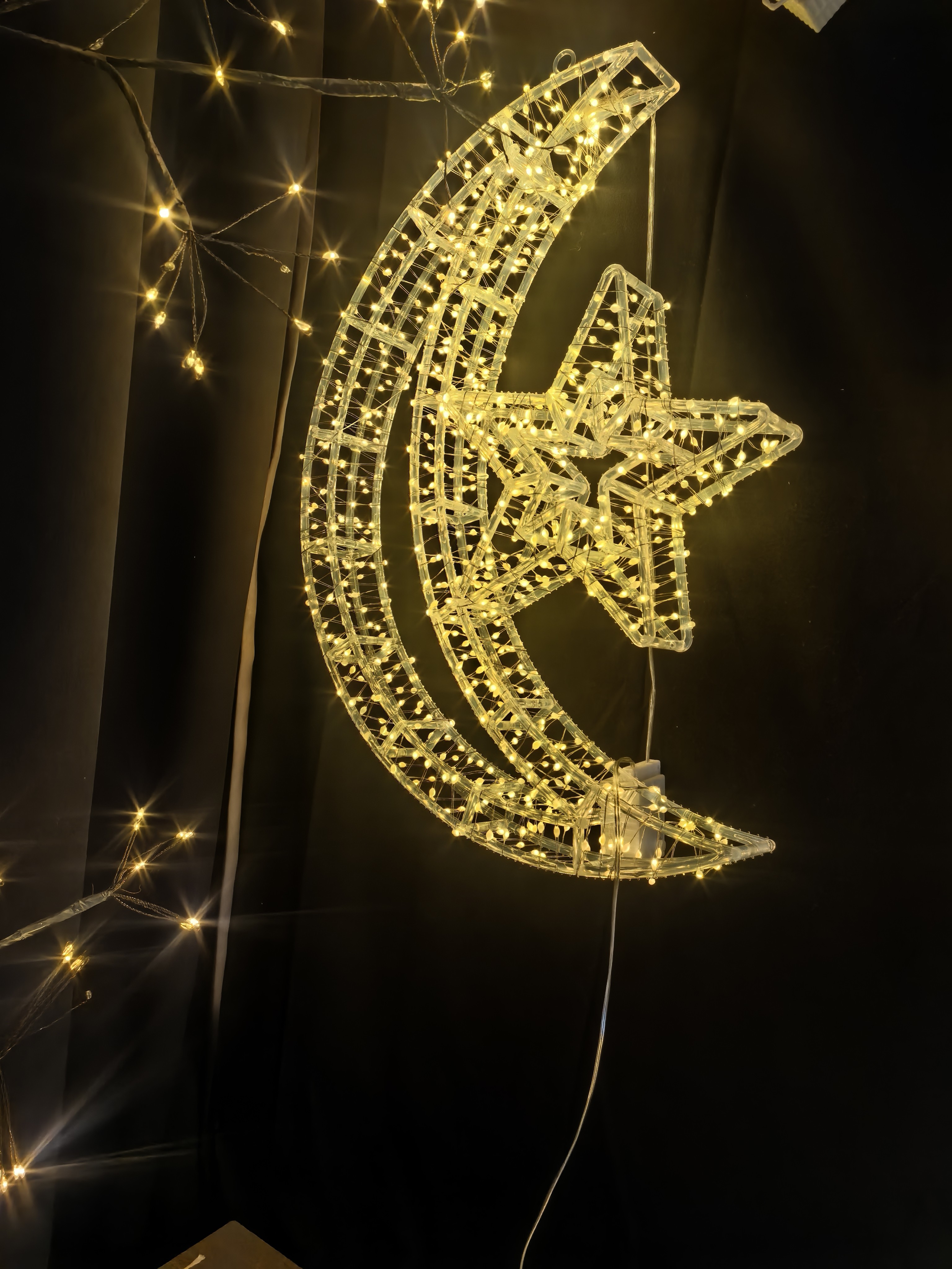 There are many keywords and they cover different categories. The following are examples of product titles expanded based on the keywords: Indoor LED light strings, festival decorative lights, small string lights, LED shaped lights, foreign creations Application Scenario