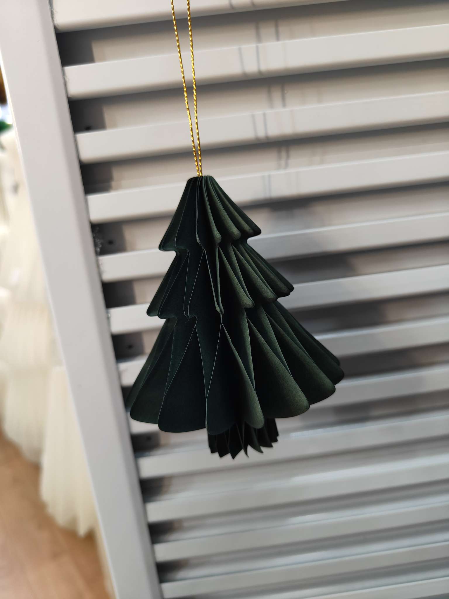 New irregular-shaped honeycomb pendant, suitable for party decoration and festival thick paper honeycomb style Application Scenario