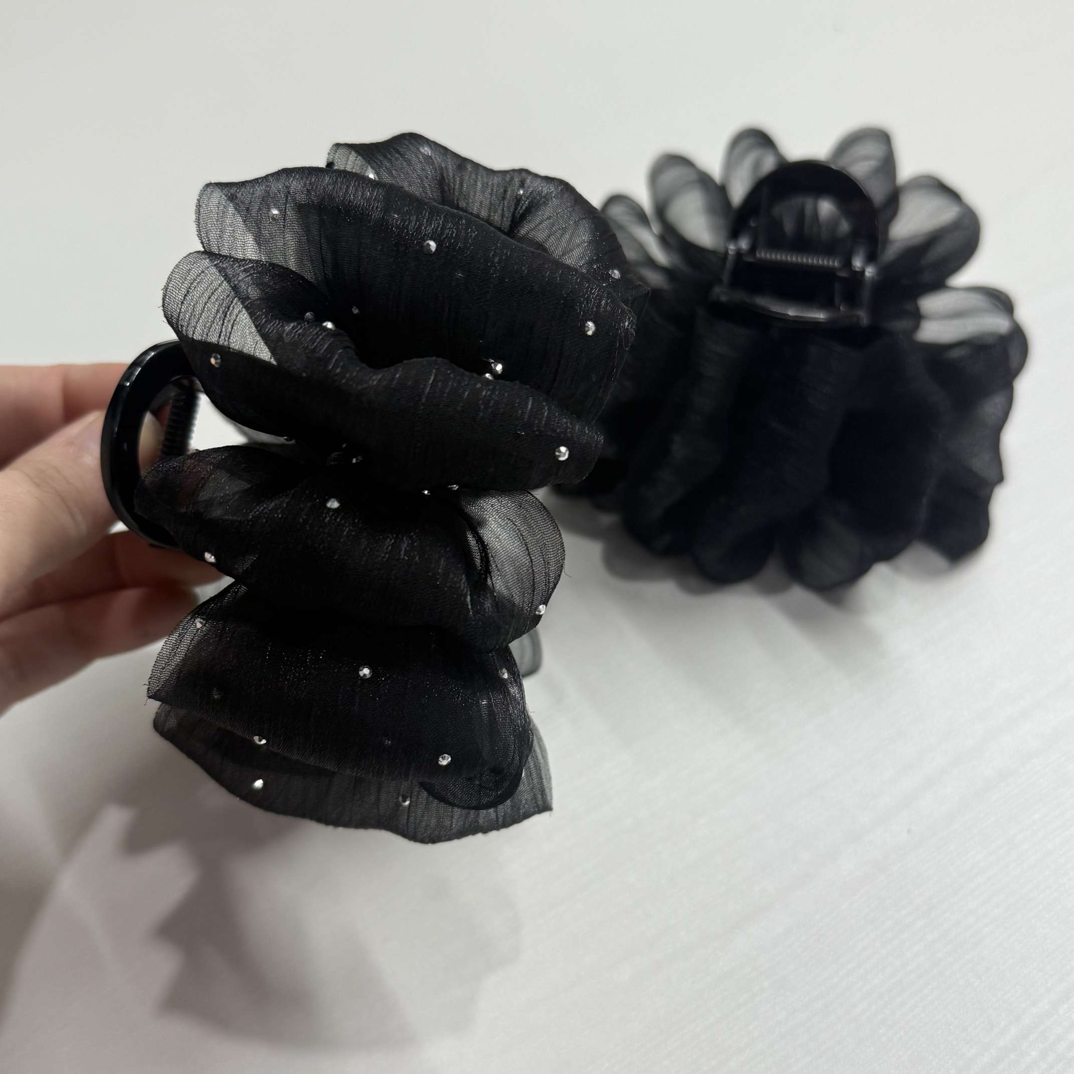 Fashionable and trendy women's accessories, unique design, exquisite handcrafted hair accessories, other hair accessories are essential for enhancing beauty and improving one's temperament. 13-centimeter bottom grip. Hair clips and hair accessories with a diameter of 14.5 pieces of gauze flower details Picture