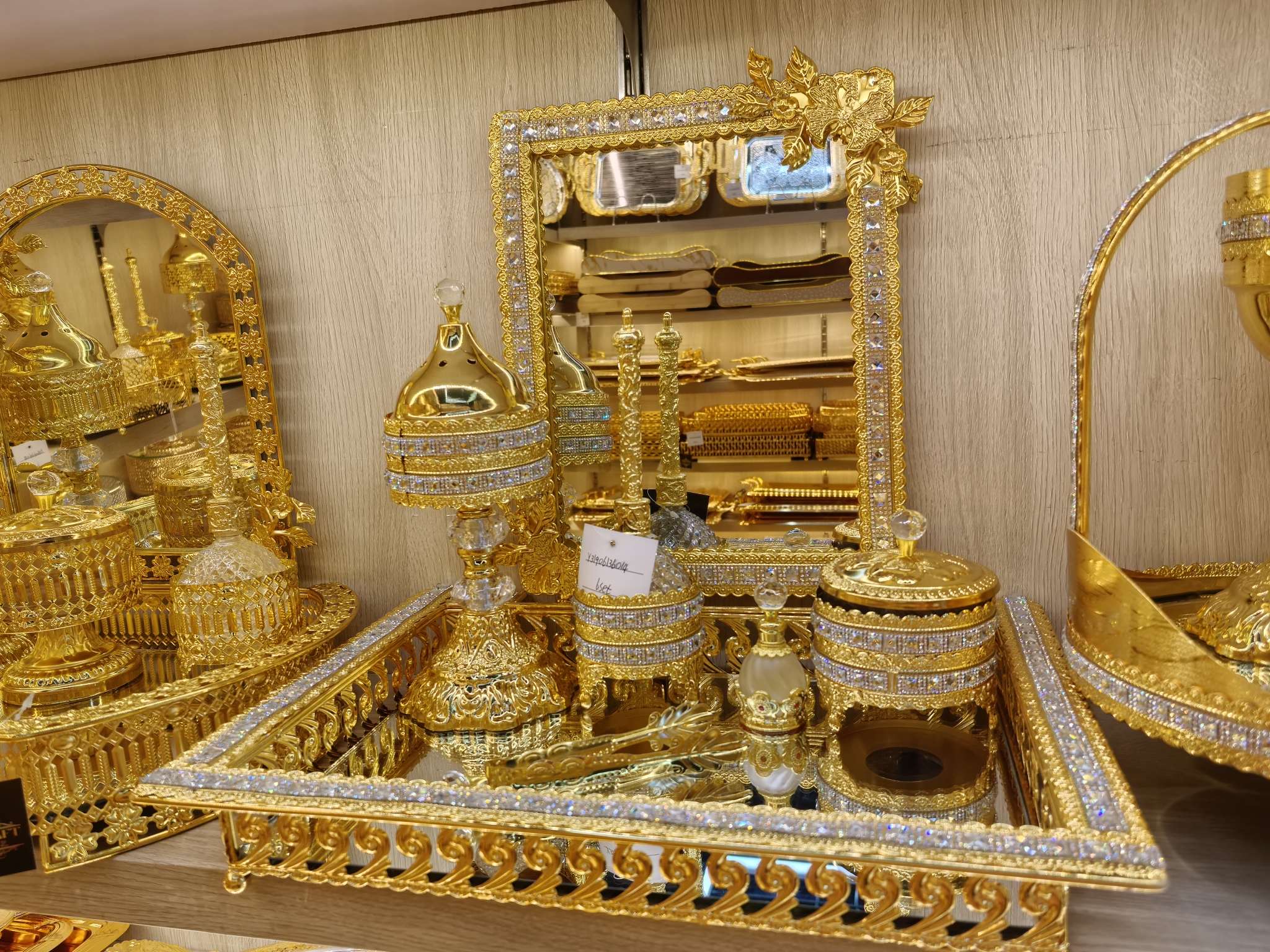 皇家品质，高端大气。轻奢工艺，设计美观，精品工艺，匠心制作。双镜设计，搭配精美配件，为您带来独特生活享受。