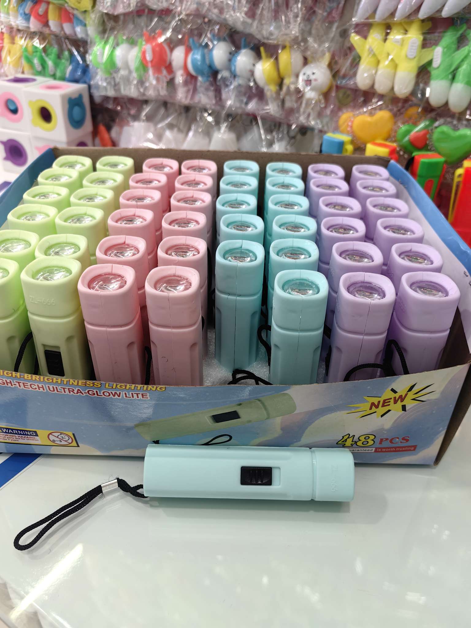 户外家用 便携大号9.8cm手电筒 塑料LED强光手电筒 新款发光手电产品图