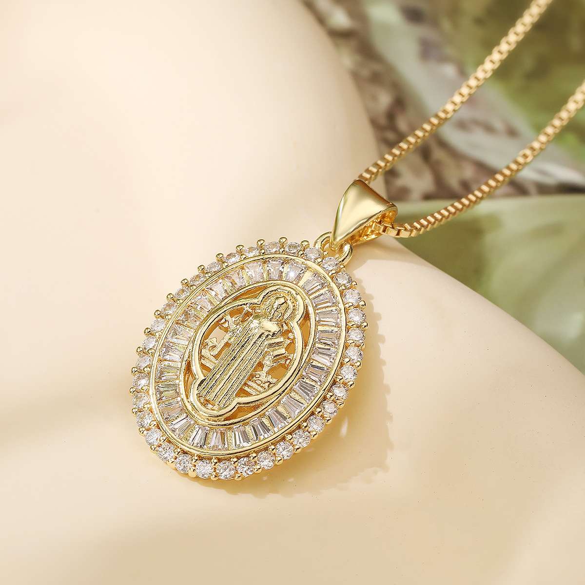 A popular cross-border bestseller in Europe and America, a copper-plated 18K gold zircon Maria pendant necklace for women, a niche high-end collarbone chain detail image 3