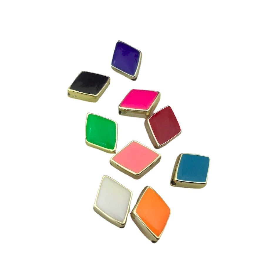 diy plastic jewelry bracelets and necklaces with golden double-sided oil-dripping diamond-shaped perforated beads are popular in Europe and America. Wholesale of 200 pieces per package Application Scenario