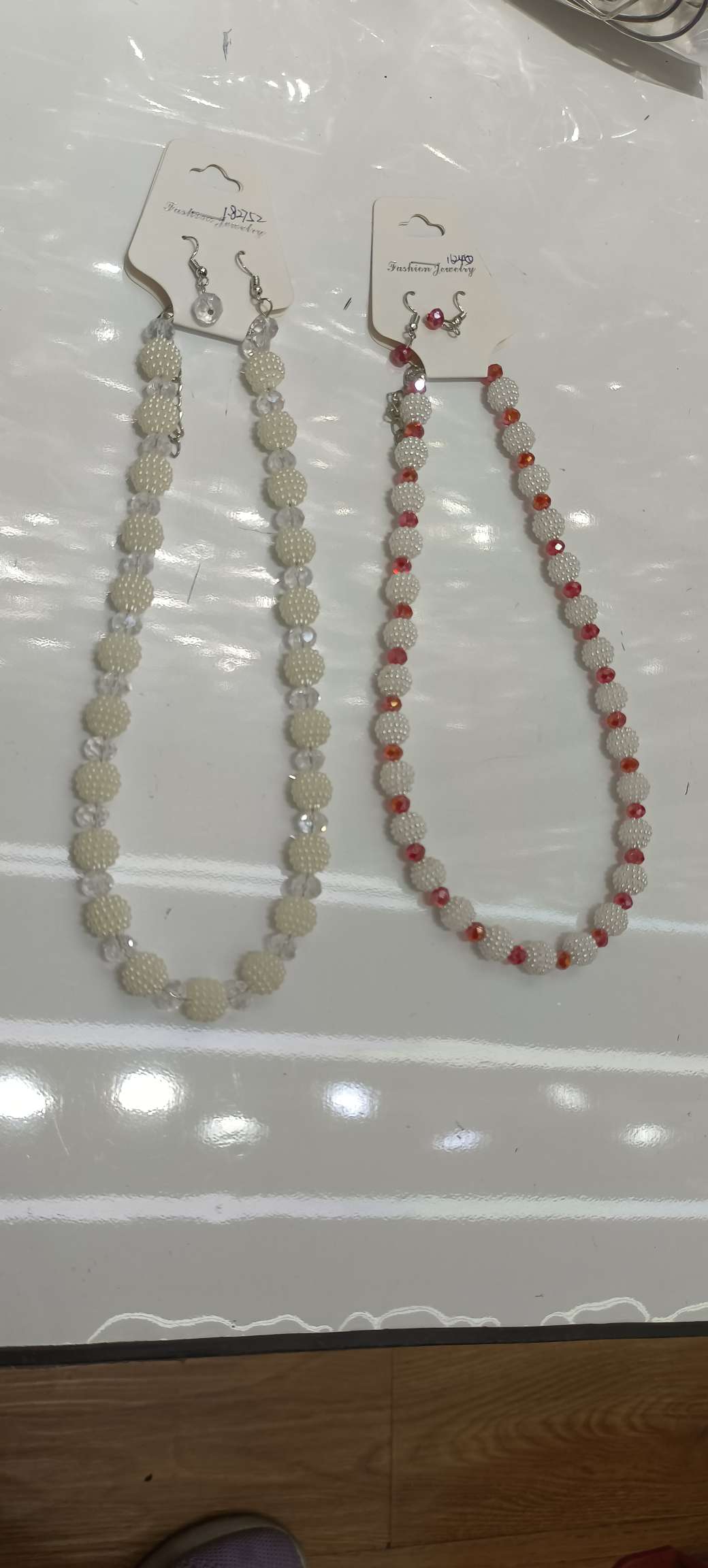Pearl and crystal necklace Application Scenario