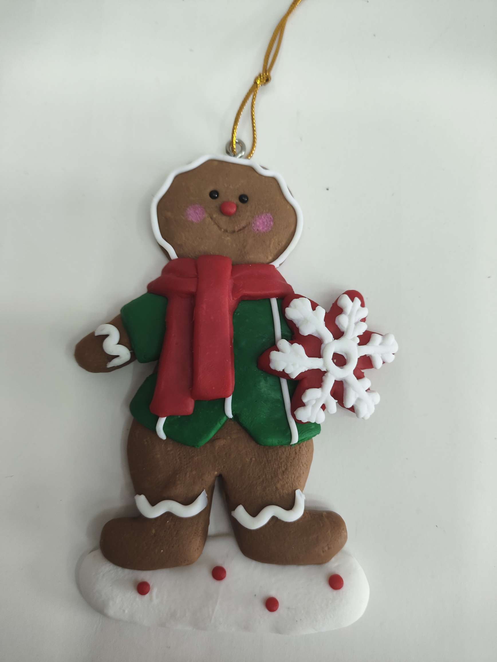 拿雪花，戴红围巾的姜饼人