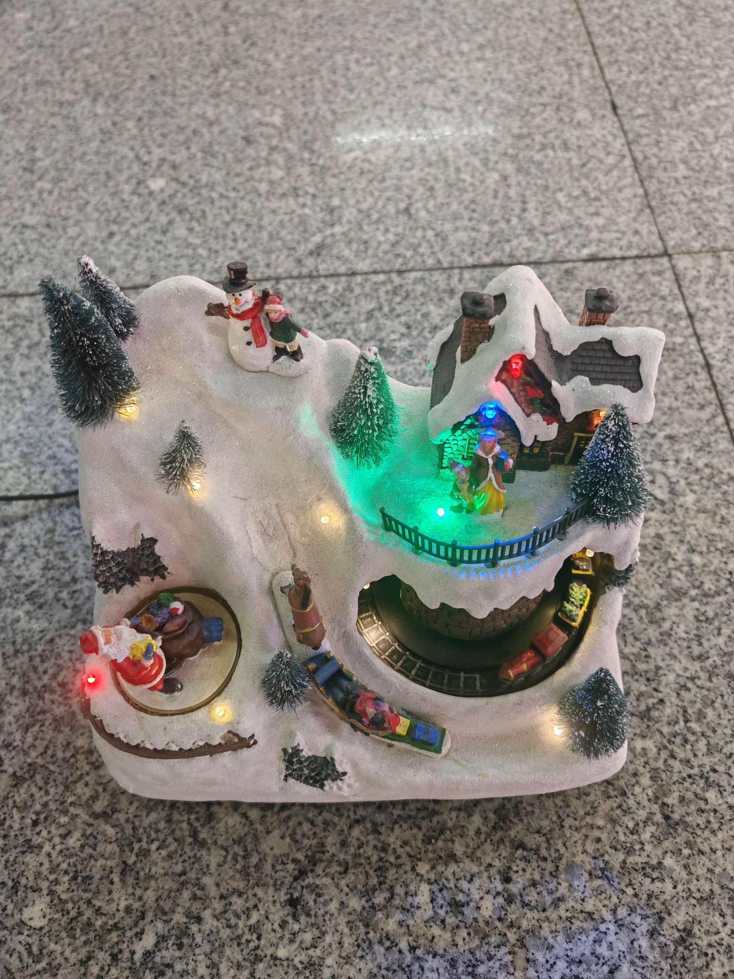 树脂工艺品创意饰品家居装饰礼品摆件精美树脂小摆件，雪景乡村圣诞工艺品房子，美丽圣诞雪村白底实物图