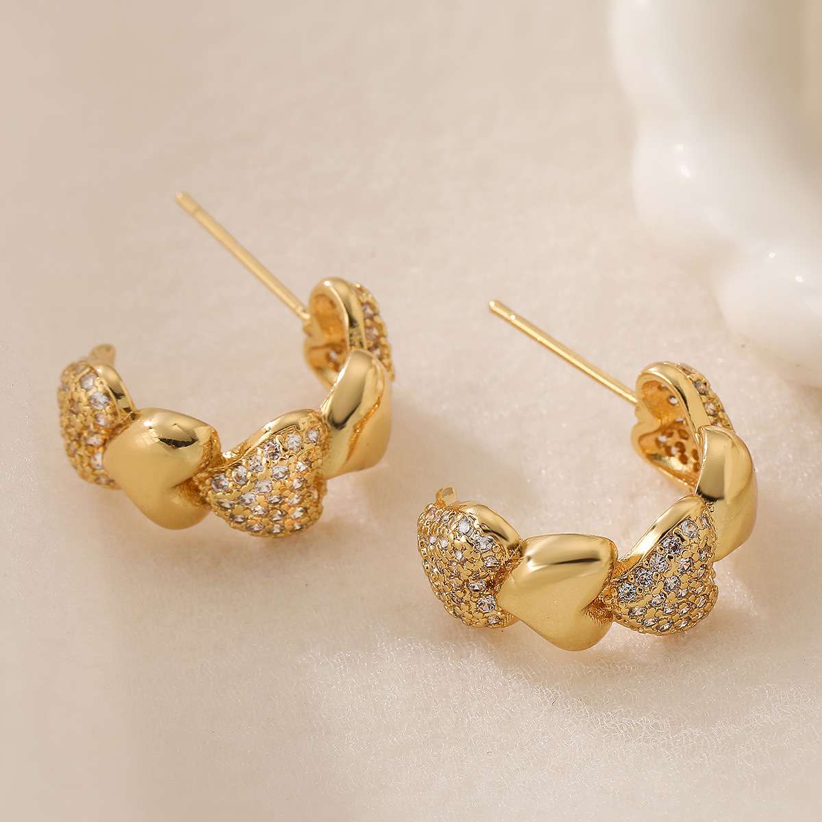 A niche design of 18K gold copper-plated zircon heart-shaped C-shaped earrings, a new minimalist, light luxury and versatile ear accessory for women on Instagram detail image 4