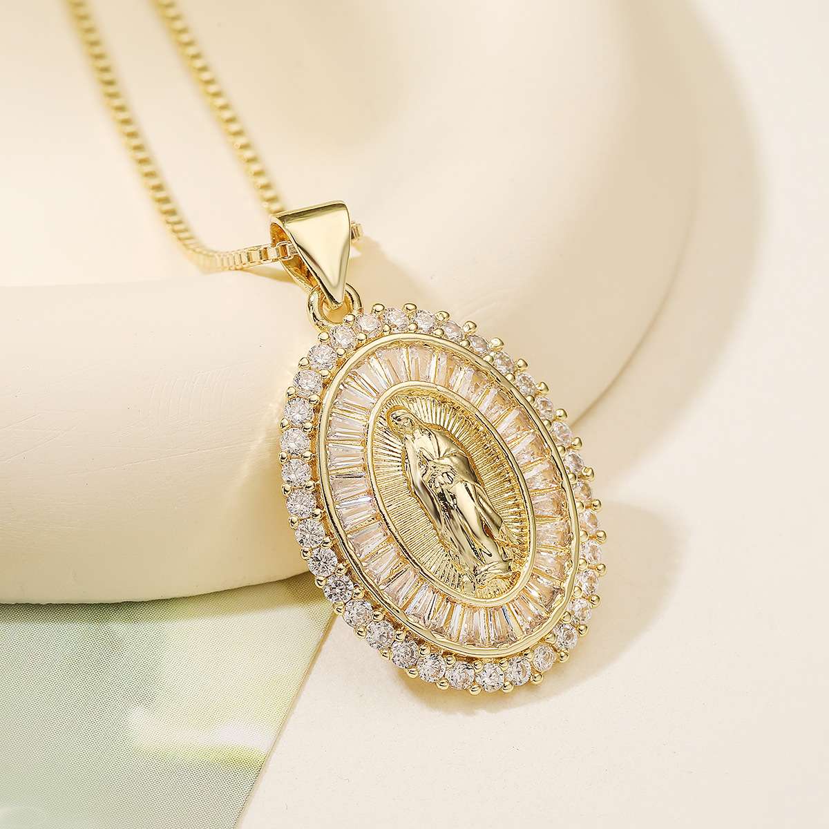 A popular cross-border bestseller in Europe and America, a copper-plated 18K gold zircon Maria pendant necklace for women, a niche high-end collarbone chain detail image 2