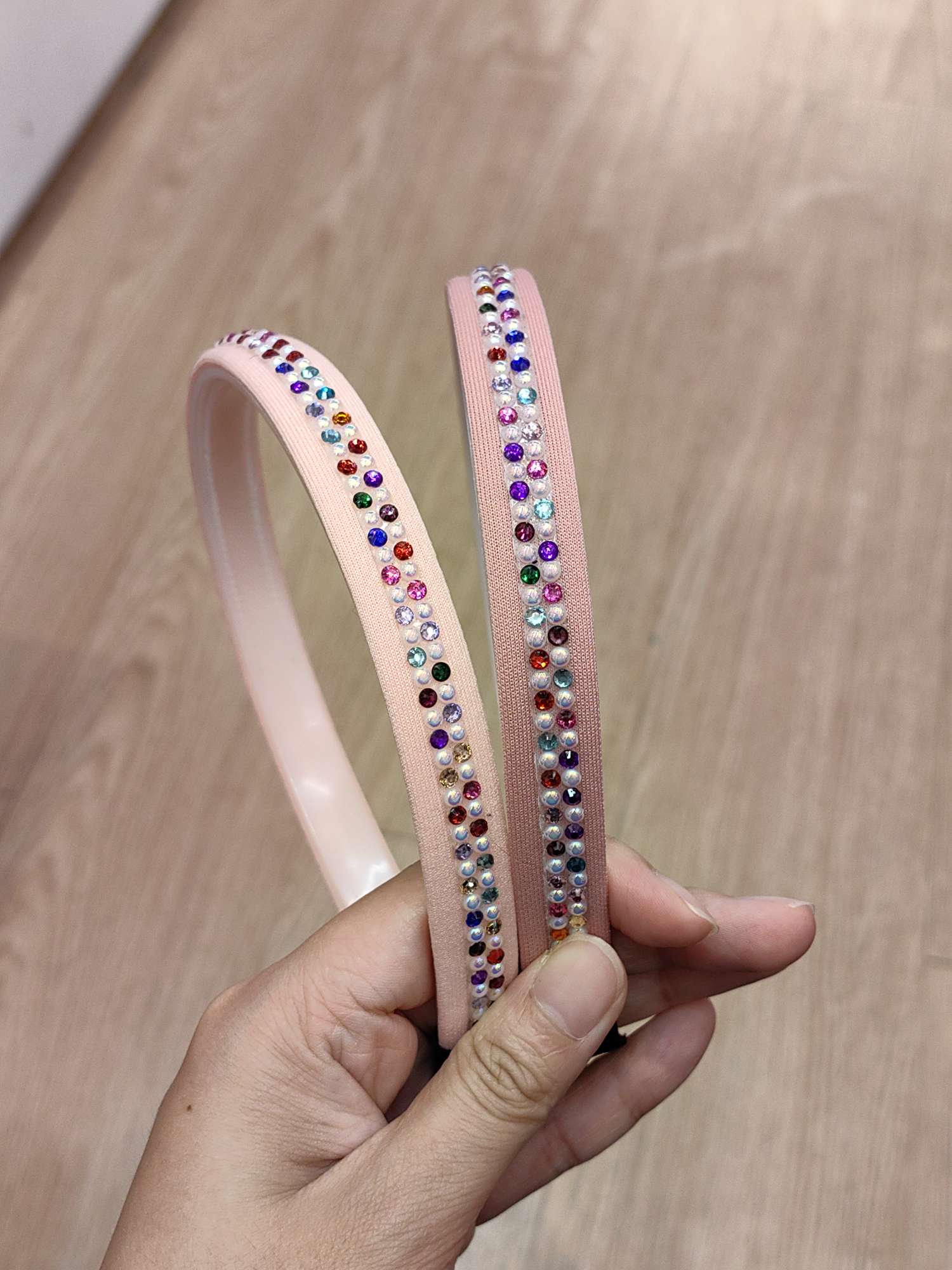 Korean-style color diamond hair band, solid-color headband, fashionable hair accessory, simple headaccessory, versatile and fashionable hair band, high-end and distinctive hair band detail image 5