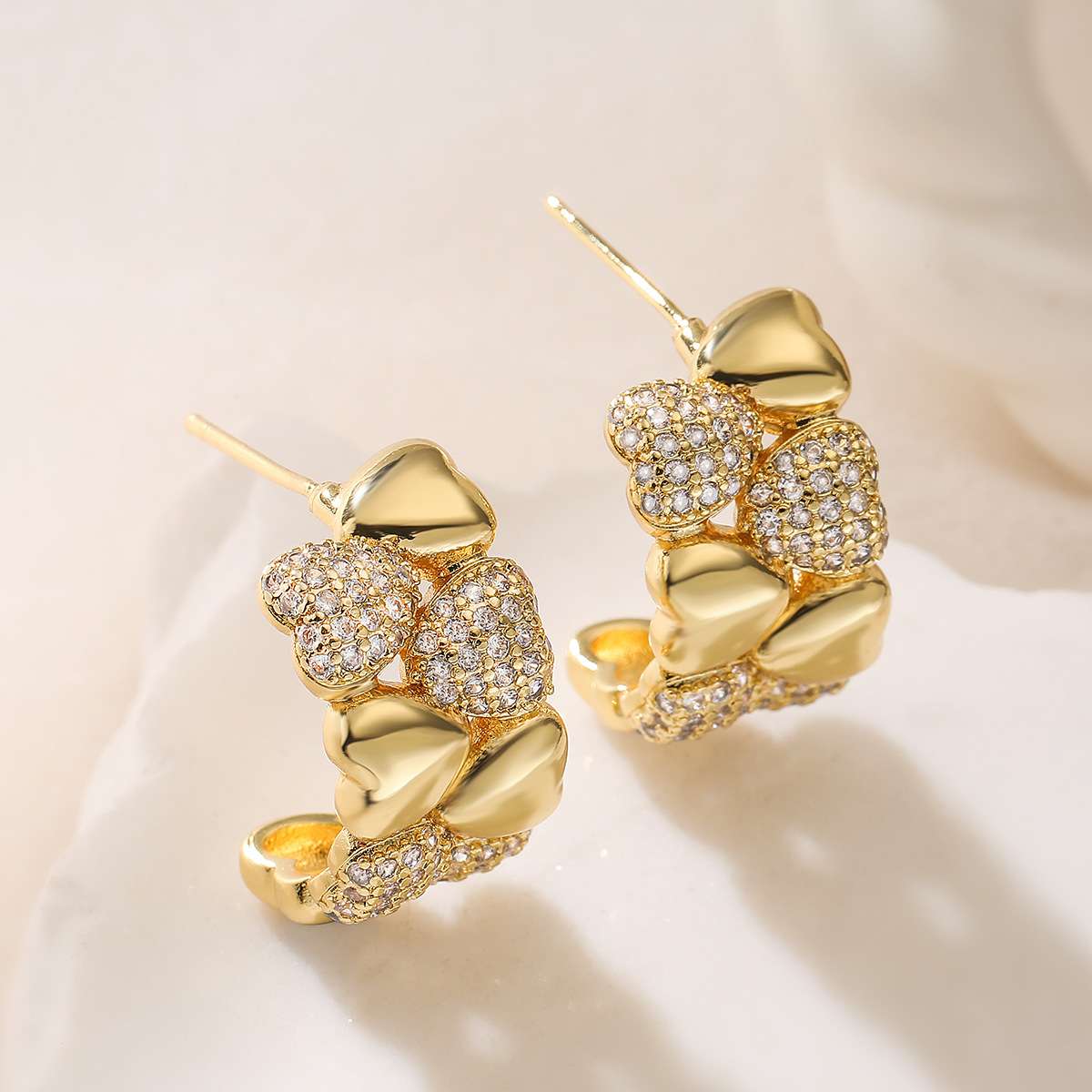 A niche design of 18K gold copper-plated zircon heart-shaped C-shaped earrings, a new minimalist, light luxury and versatile ear accessory for women on Instagram