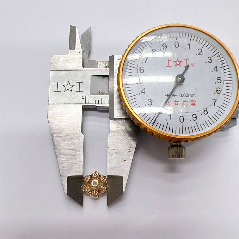 Jewelry accessories: Separators, flower caps, scattered beads, hand-strung beads, color-preserving copper plated with real gold, slightly inlaid zircon flower trays, snowflakes Item Picture