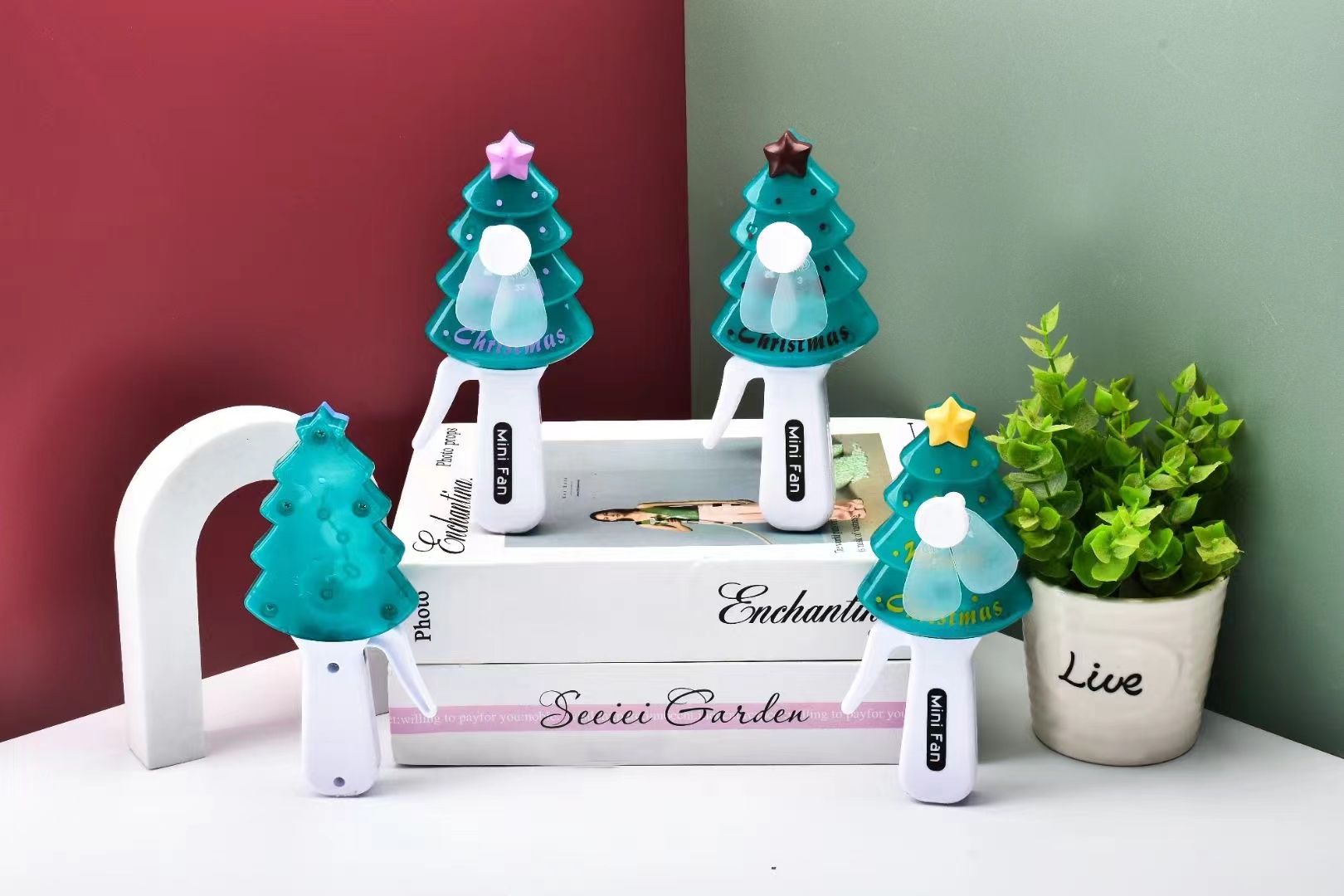 New Christmas tree hand-press mini fan, mini handheld hand-press mini fan, single-head mini Christmas tree hand-press mini fan, children's handheld mini fan, street stall handheld mini fan Application Scenario