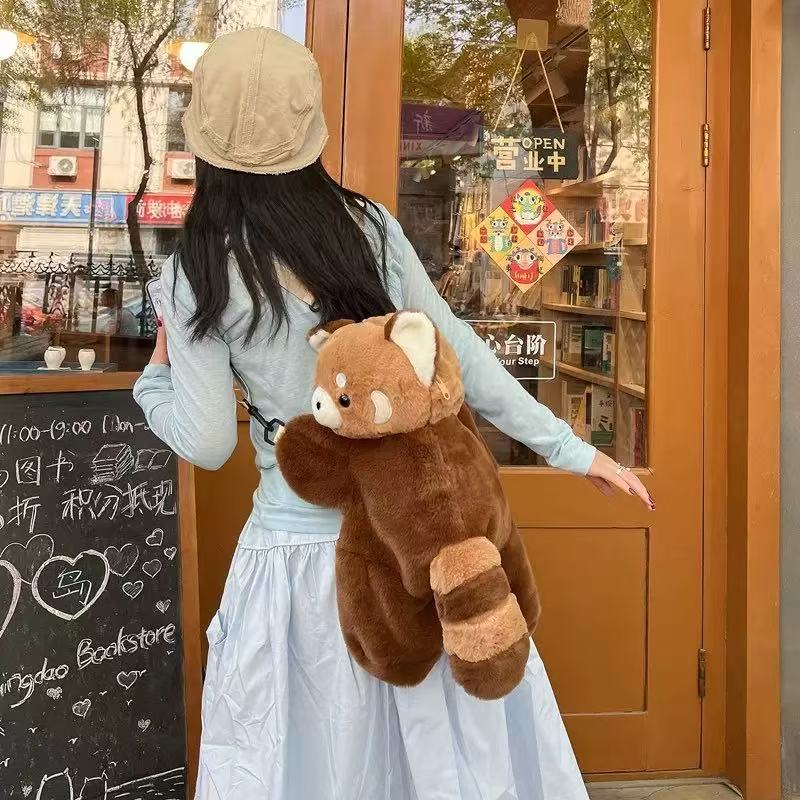 小熊猫趴趴包毛绒玩偶斜挎包2025新款个性双肩包女可爱软乎乎背包