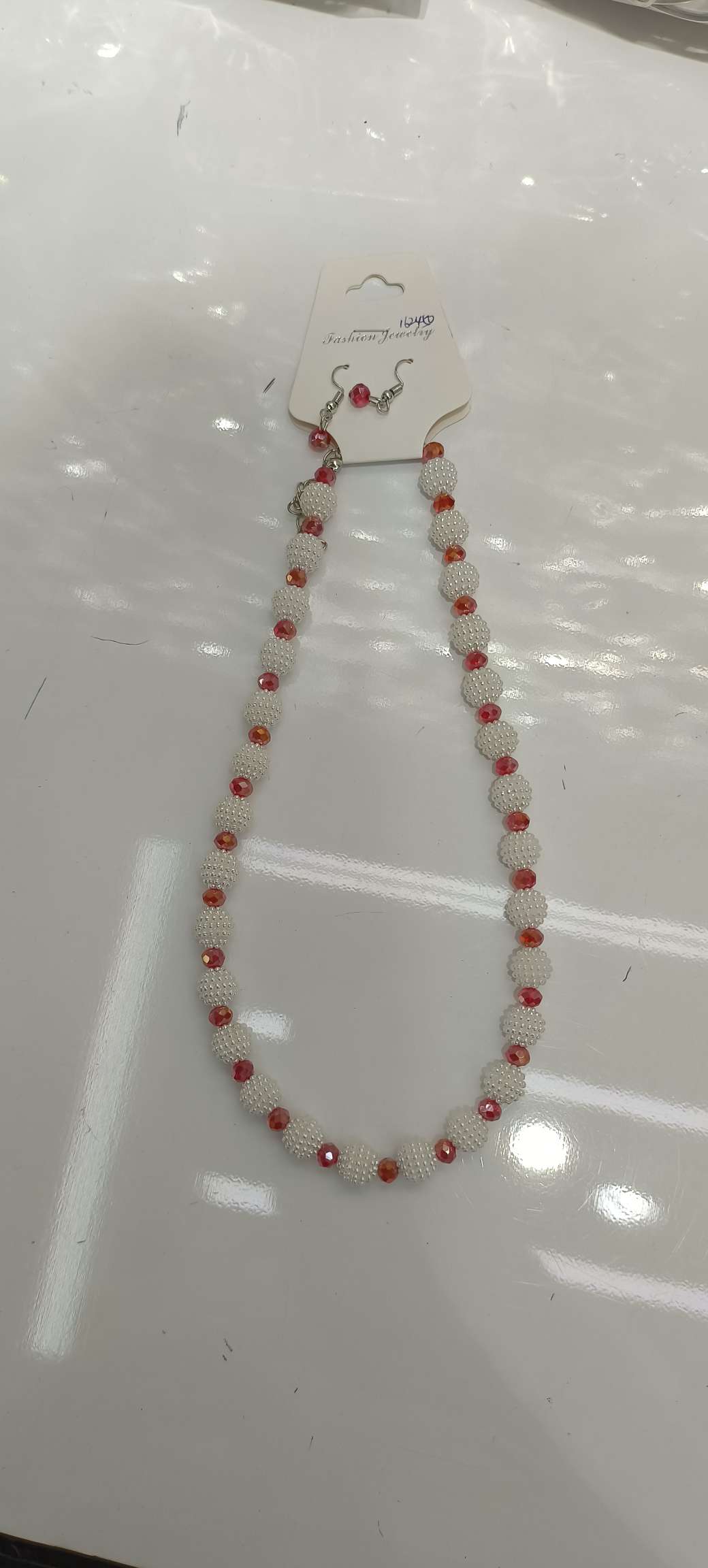 Pearl and crystal necklace Item Picture