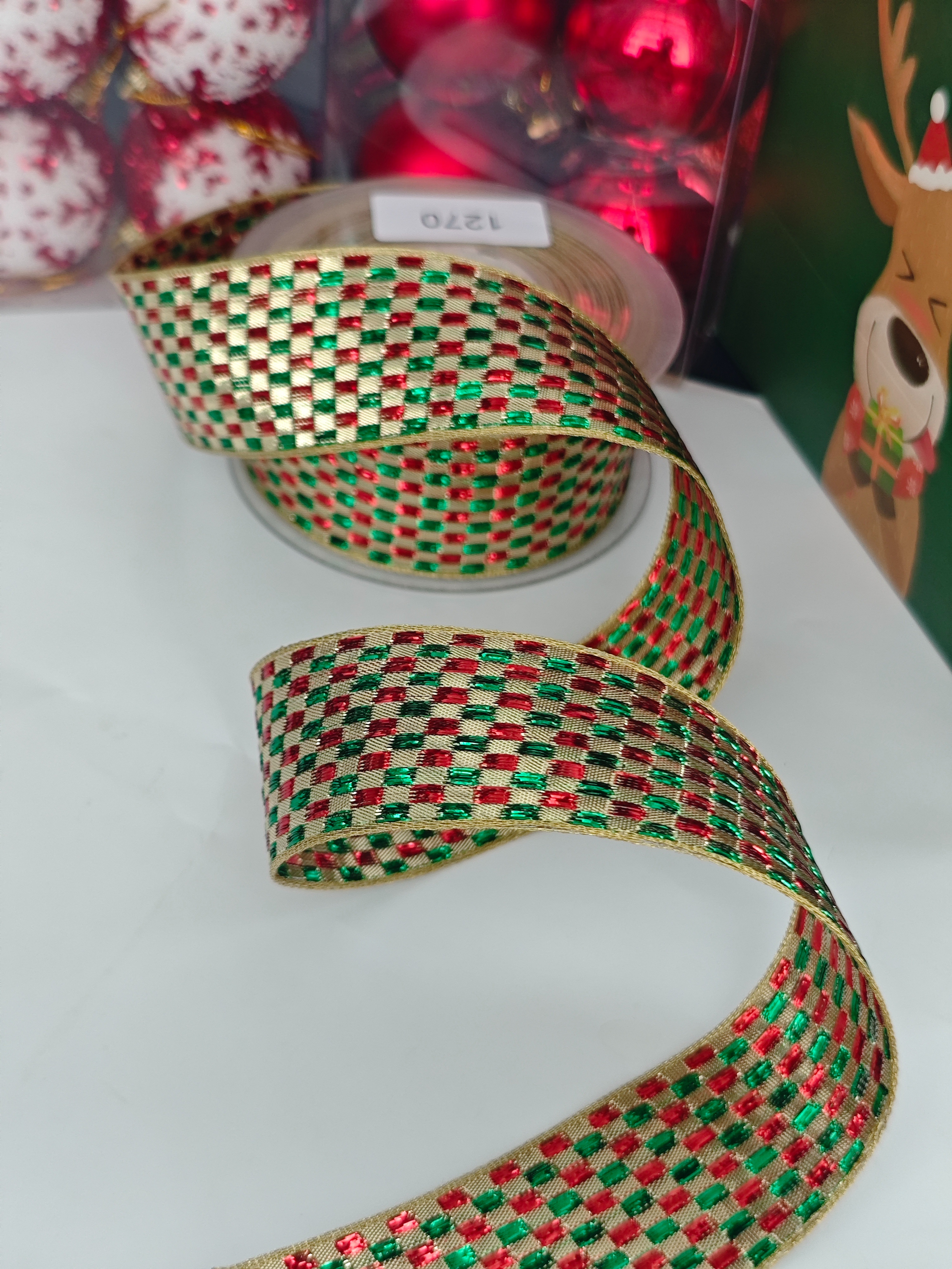 Item No. : 1270 DIY Red Onion for Christmas Gift Packaging and Decoration. Green and golden scallion long checkered Christmas webbing 3.8cm Application Scenario