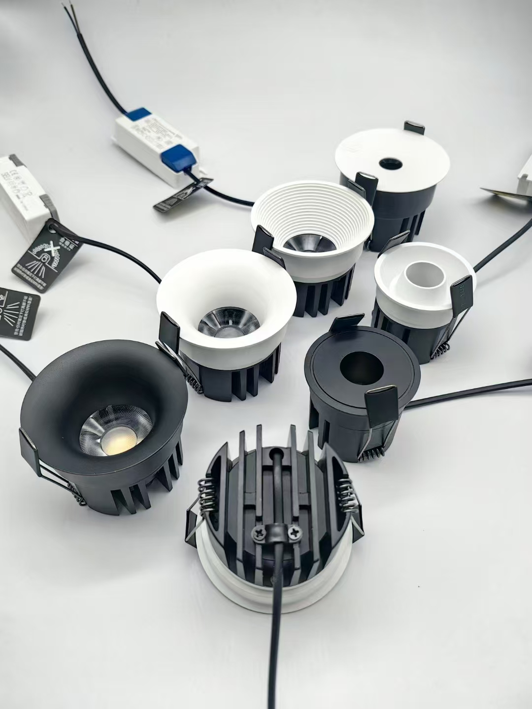 KYSUN电池/筒灯/感应射灯/PINLIGHT/小汽车蓄电池应急电源白底实物图