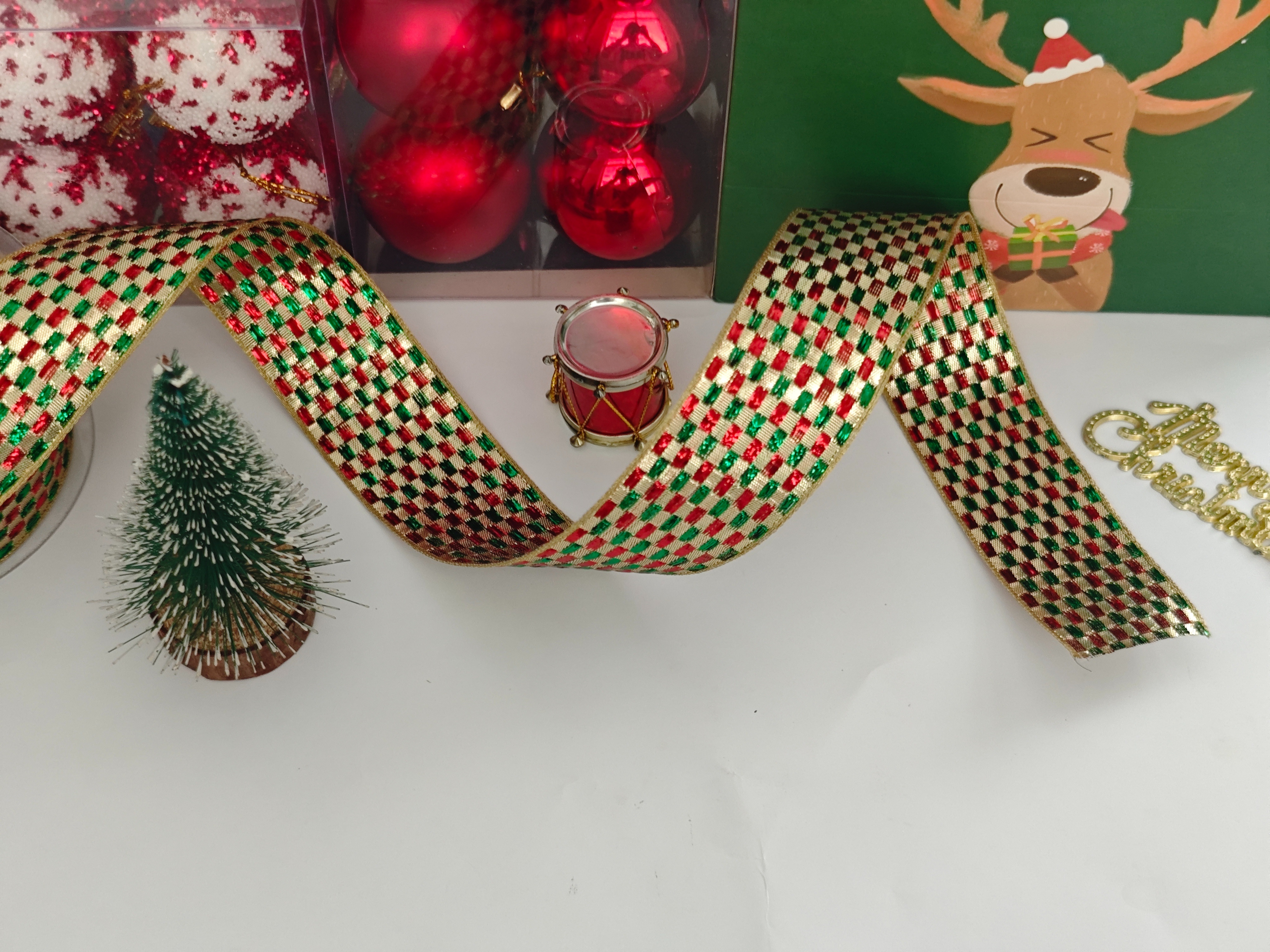 Item No. : 1270 DIY Red Onion for Christmas Gift Packaging and Decoration. Green and golden scallion long checkered Christmas webbing 3.8cm