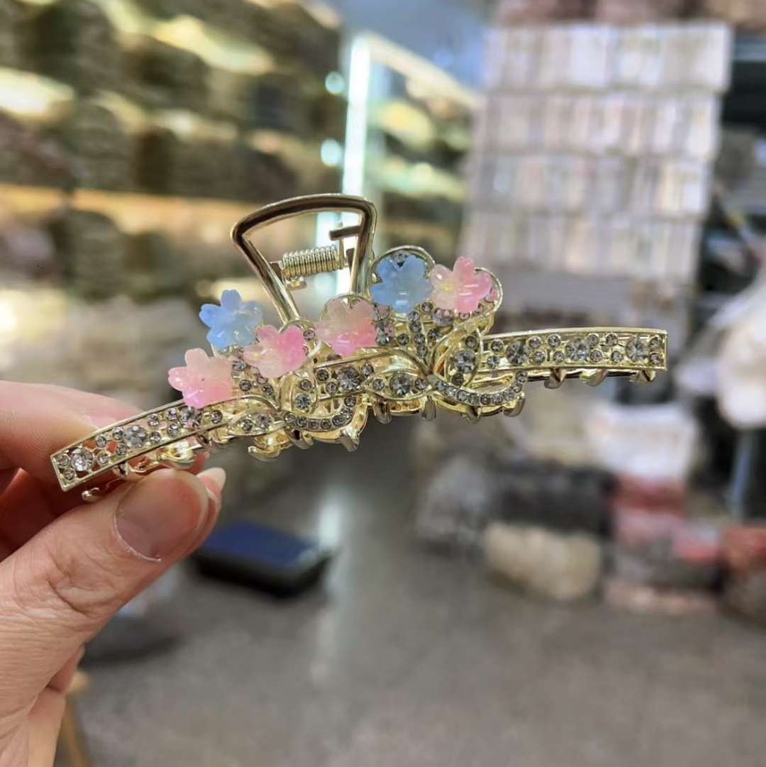 Acrylic jewelry, hair accessories, headwear, hair clips, exquisite and cute creative design styles, popular European and American hair clips and hair accessories detail image 3