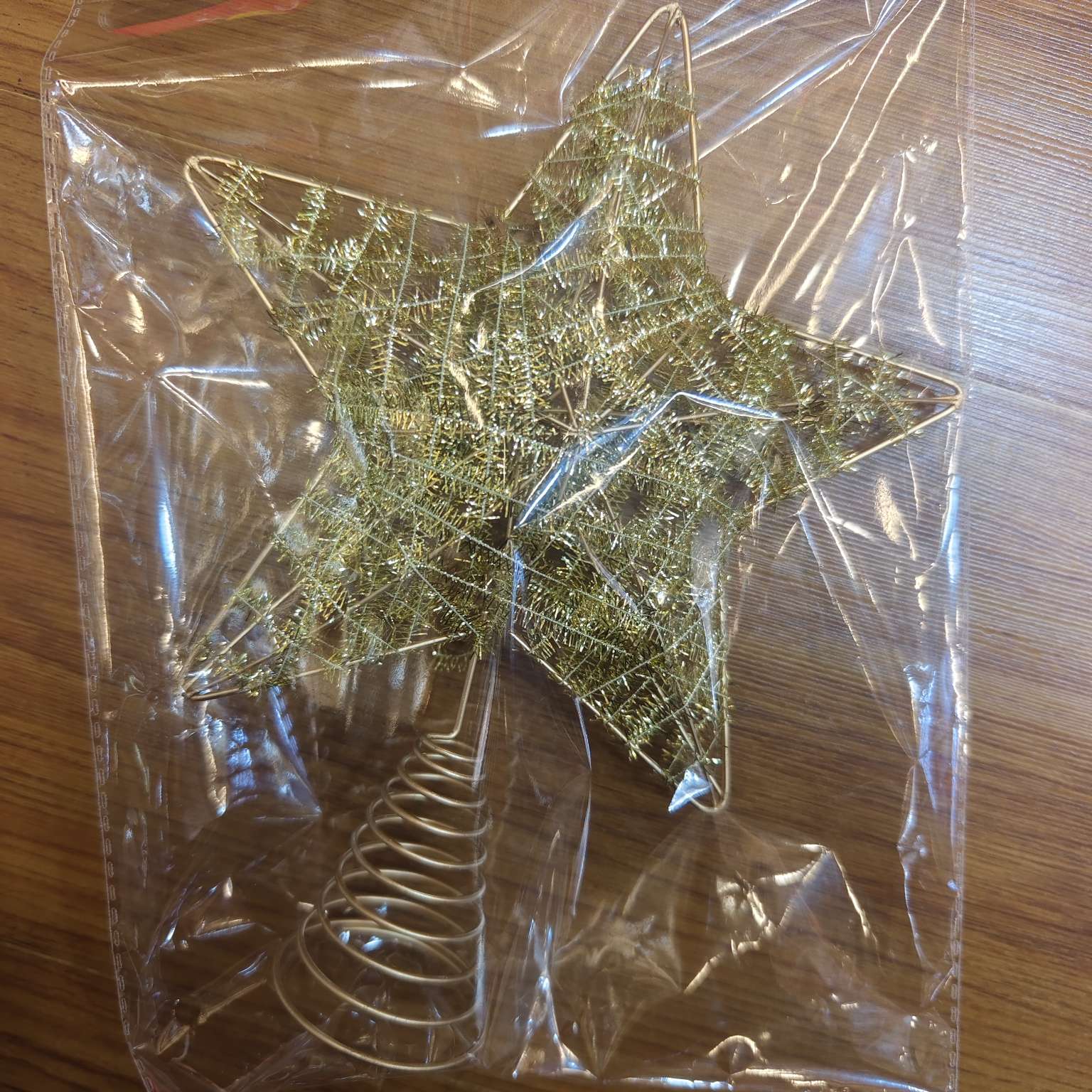 The Tree Top Star Christmas decoration uses Christmas ornaments