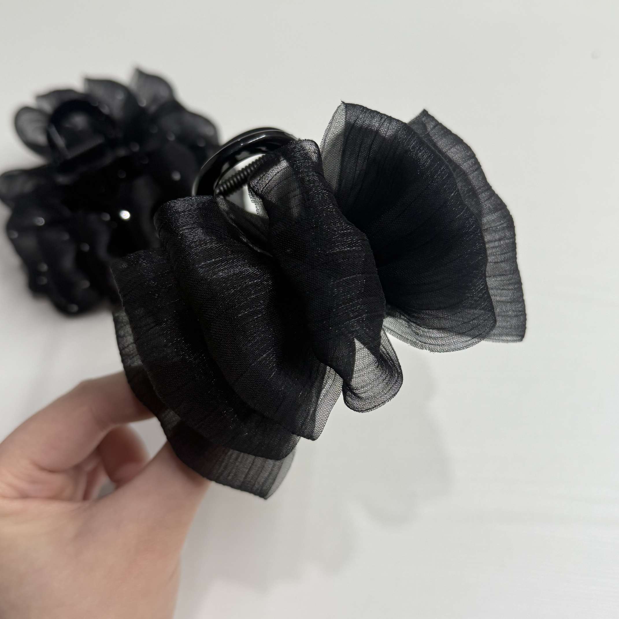 Fashionable and trendy women's accessories, unique design, exquisite handcrafted hair accessories, other hair accessories are essential for enhancing beauty and improving one's temperament. 13-centimeter bottom grip. Hair clips and hair accessories with a diameter of 14.5 pieces of gauze flower Application Scenario