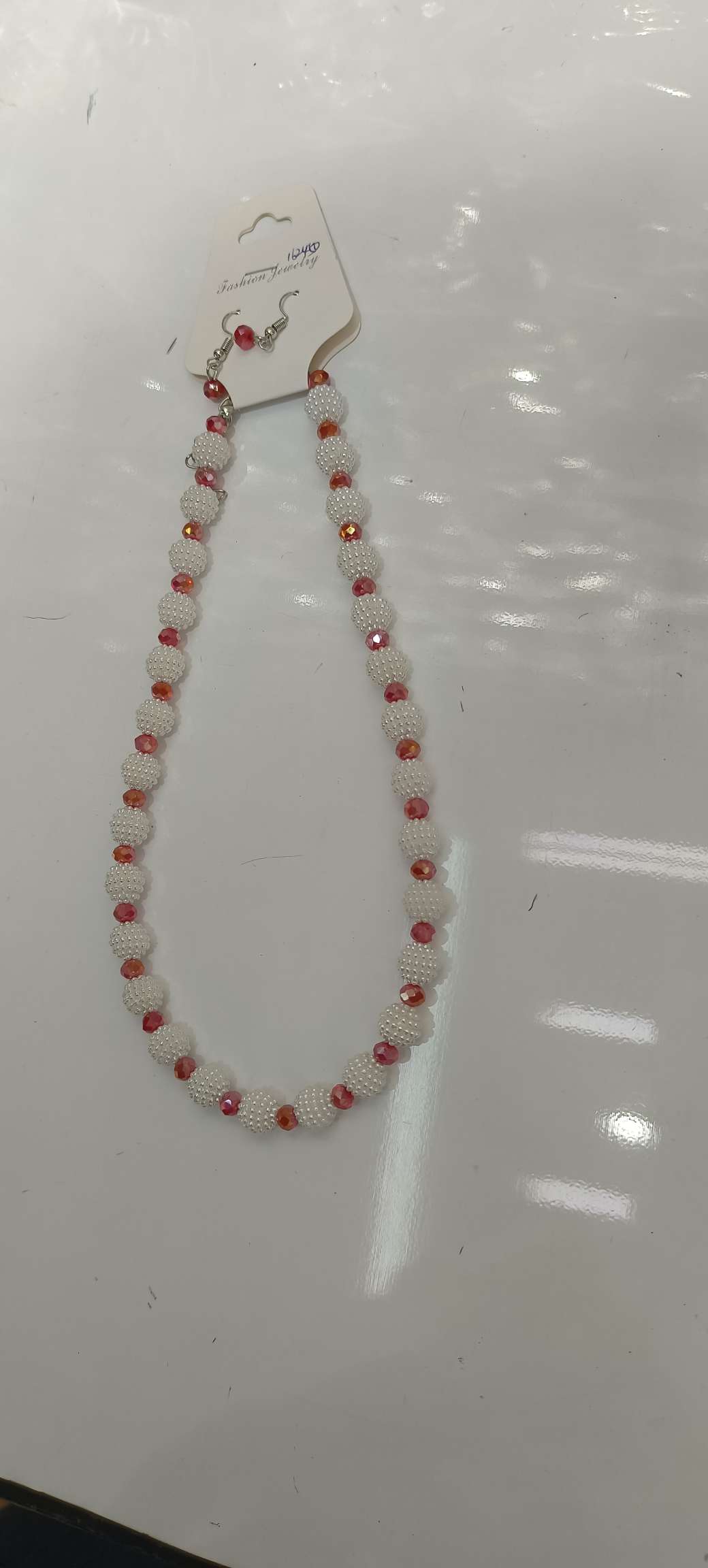 Pearl and crystal necklace details Picture
