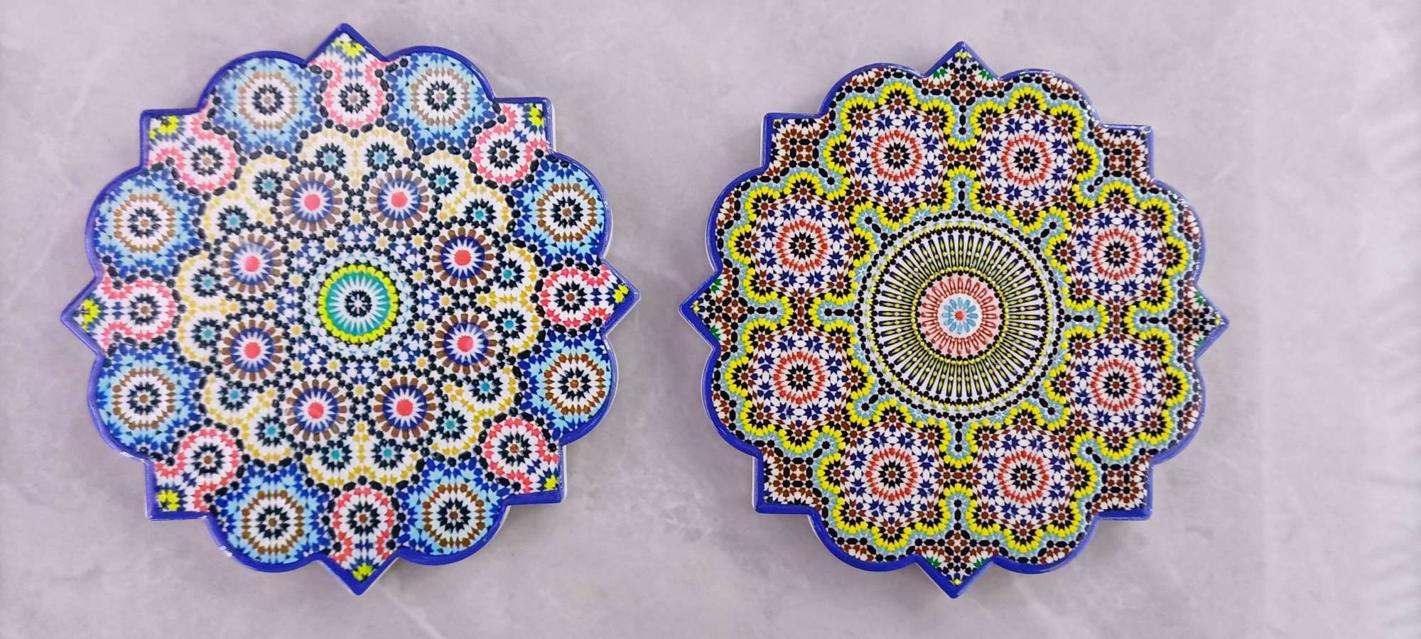 陶瓷家居产品，有不同尺寸与模形的锅垫，餐垫，杯垫，冰箱贴等，我们有专业的设计团队为您服务
陶瓷产品图