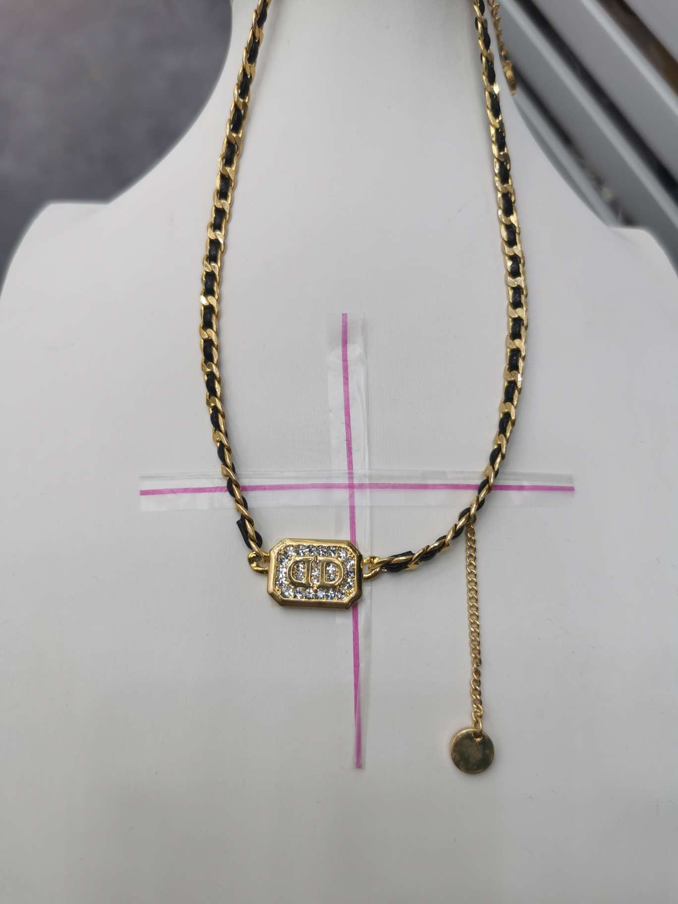 锌合金镀仿金点钻吊坠，不锈钢加PU链条。项链