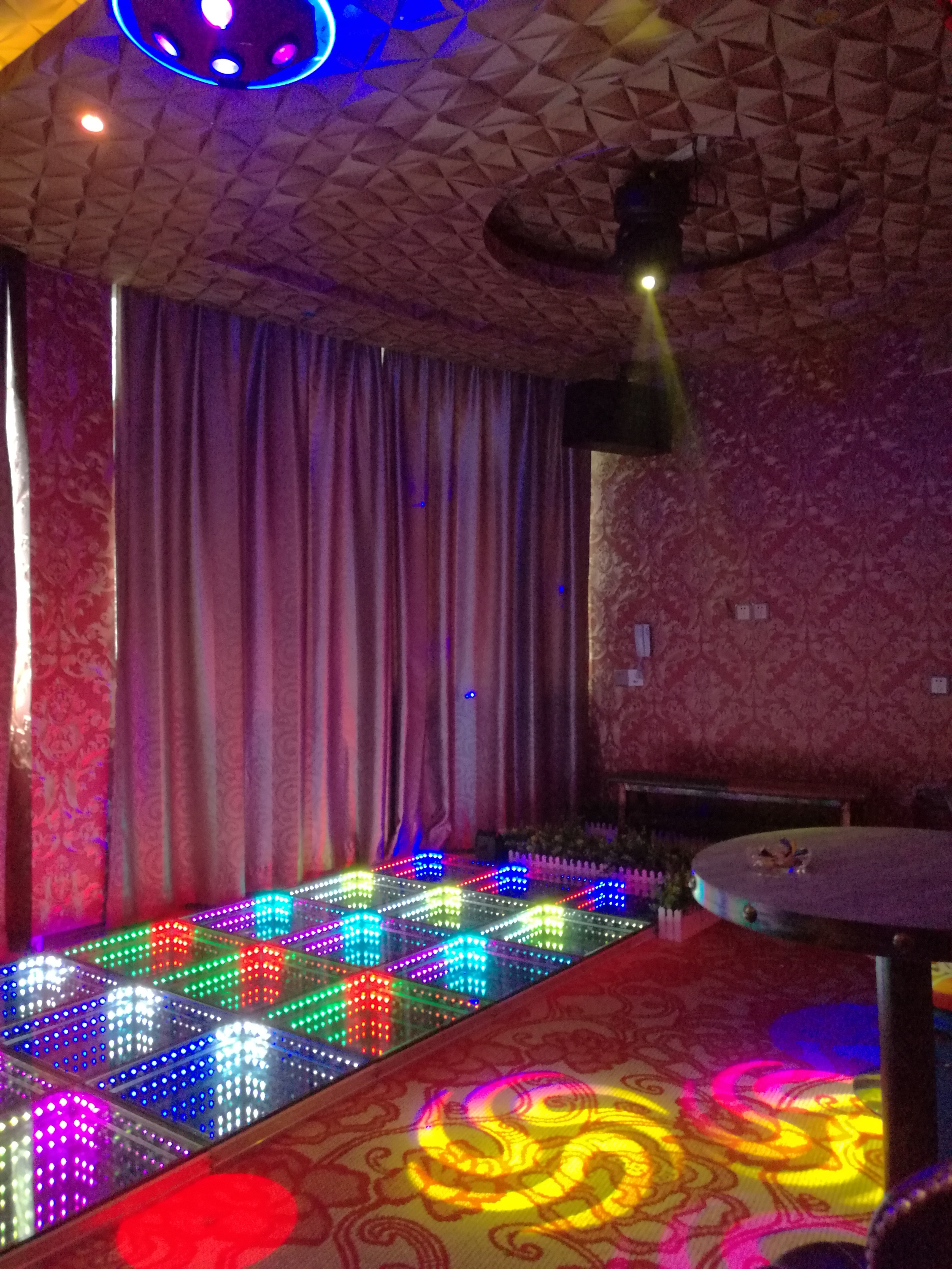 3D circular shape sensor floor tile light bar stage event full-color light external control dance wedding party abyss floor tile light LED Application Scenario