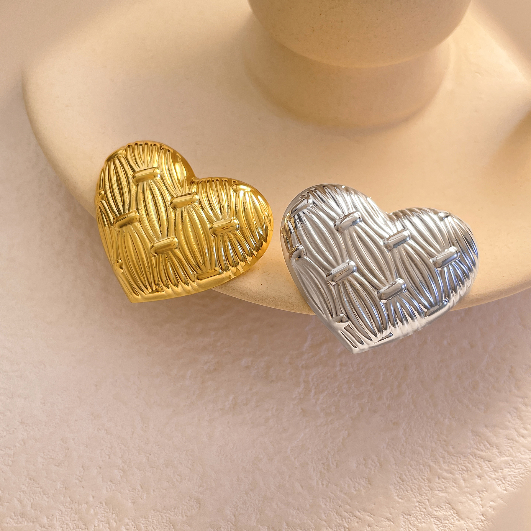 High-end InS-style heart-shaped copper plated with 18K real gold stud earrings, exaggerated European and American style earrings and accessories factory customized wholesale Application Scenario