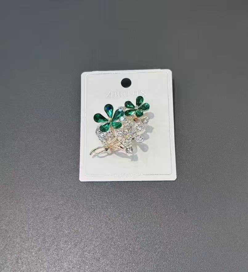 Hot-selling national trend series crystal diamond-encrusted floral brooch in stock, women's fashionable scarf knitted collar pin accessories details Picture