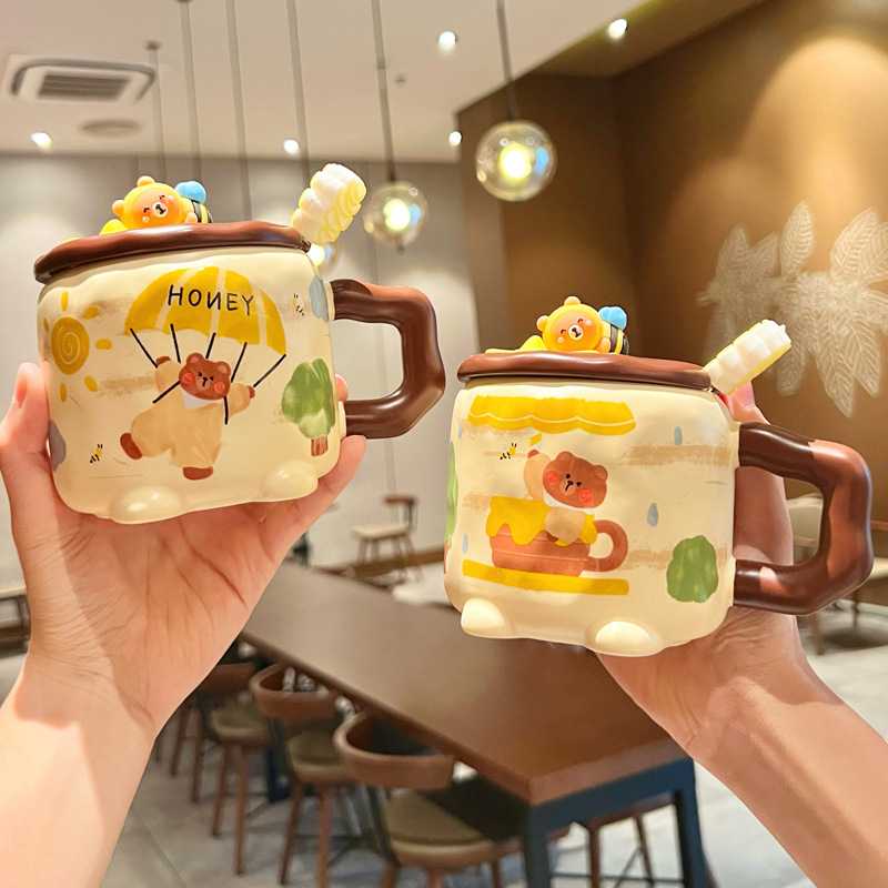 Cute and good-looking honey bear ceramic mugs, couple drinking cups, girls' home coffee cups, birthday cup sets with cup LIDS, selected souvenirs, practical and durable water cups with stand LIDS, office mugs Application Scenario