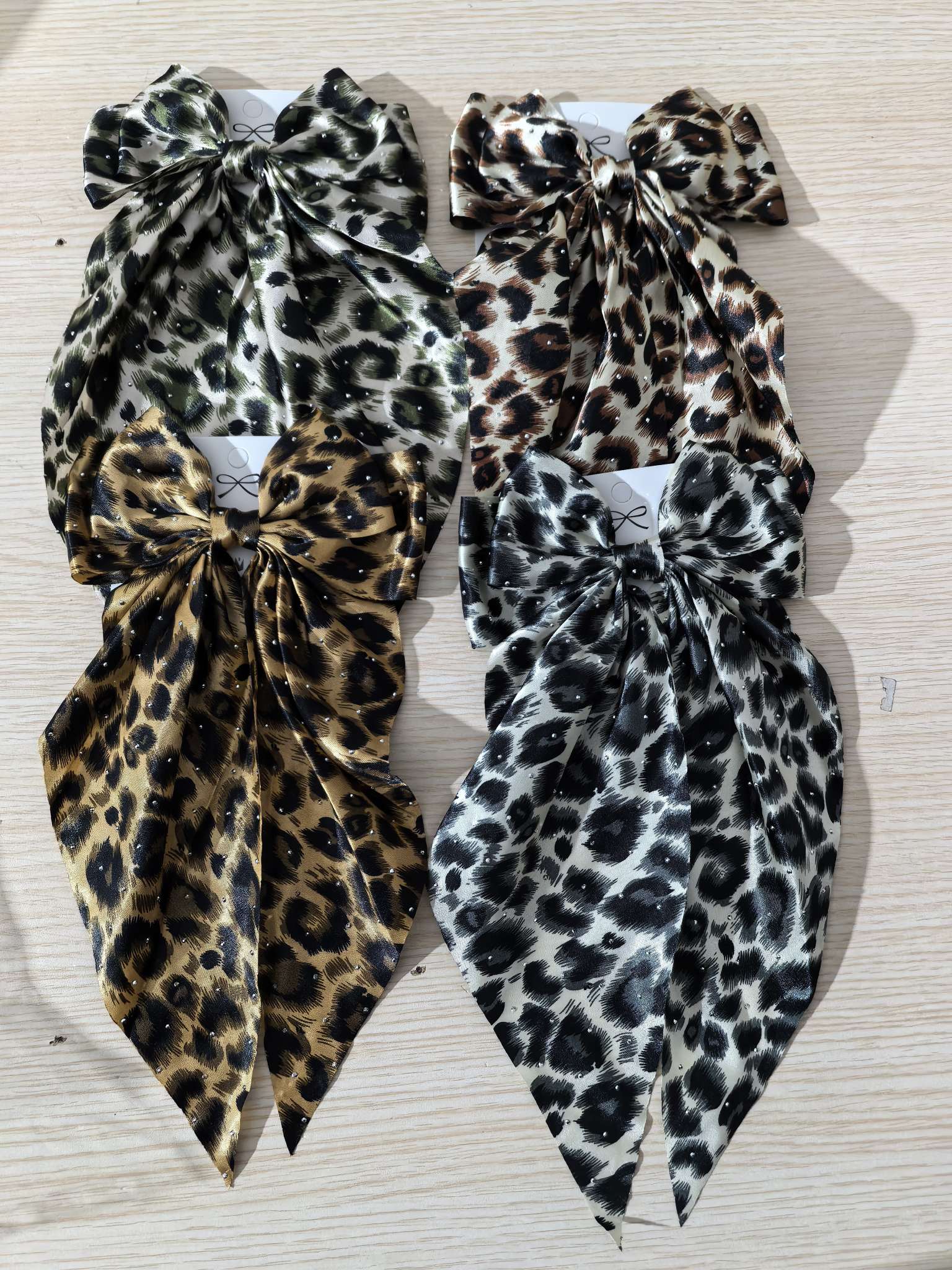 In 2025, a leopard-print embossed diamond long float, crocodile hairpins, high-end and elegant, half tied at the back of the head, with a beautiful, grand and upscale decoration