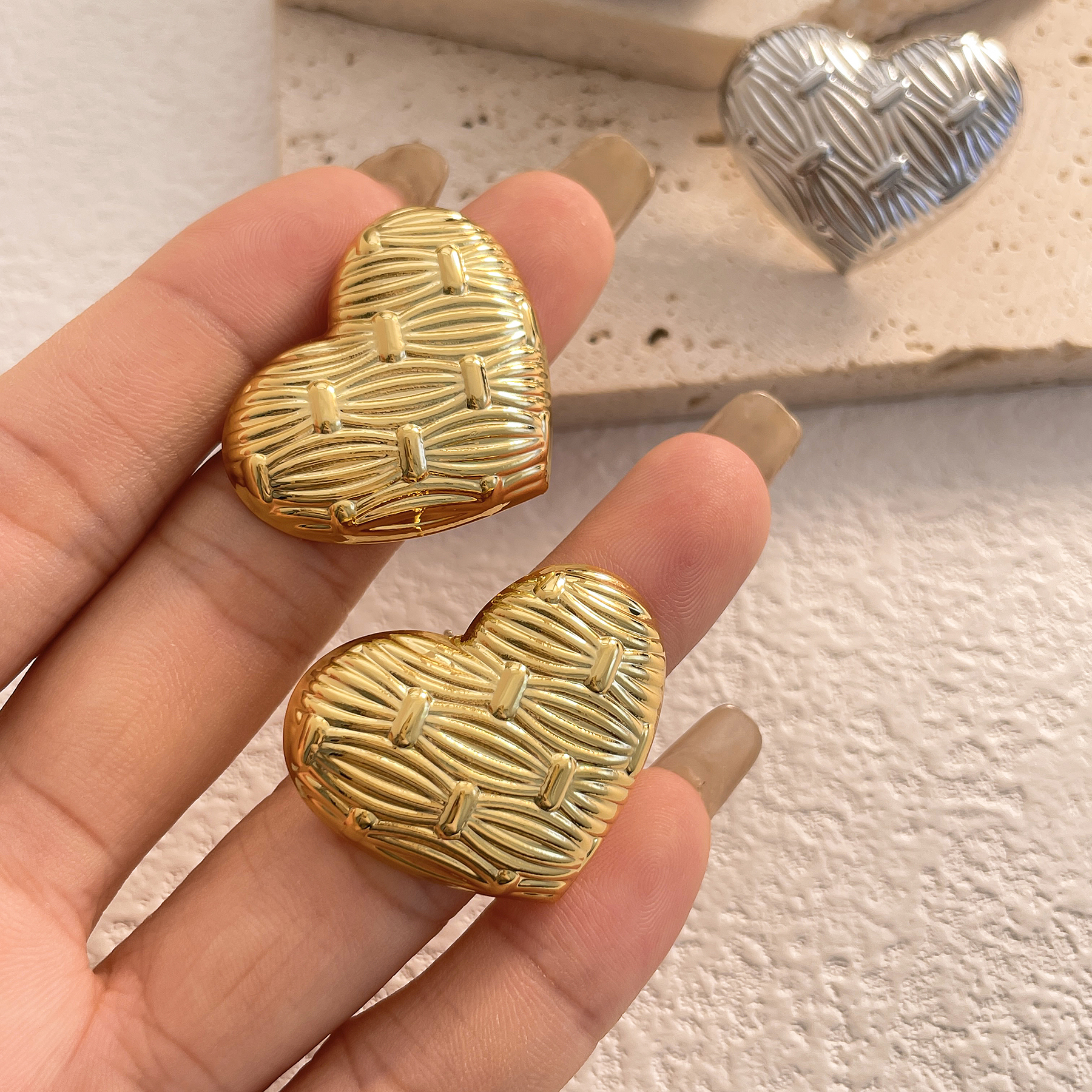High-end InS-style heart-shaped copper plated with 18K real gold stud earrings, exaggerated European and American style earrings and accessories factory customized wholesale Item Picture