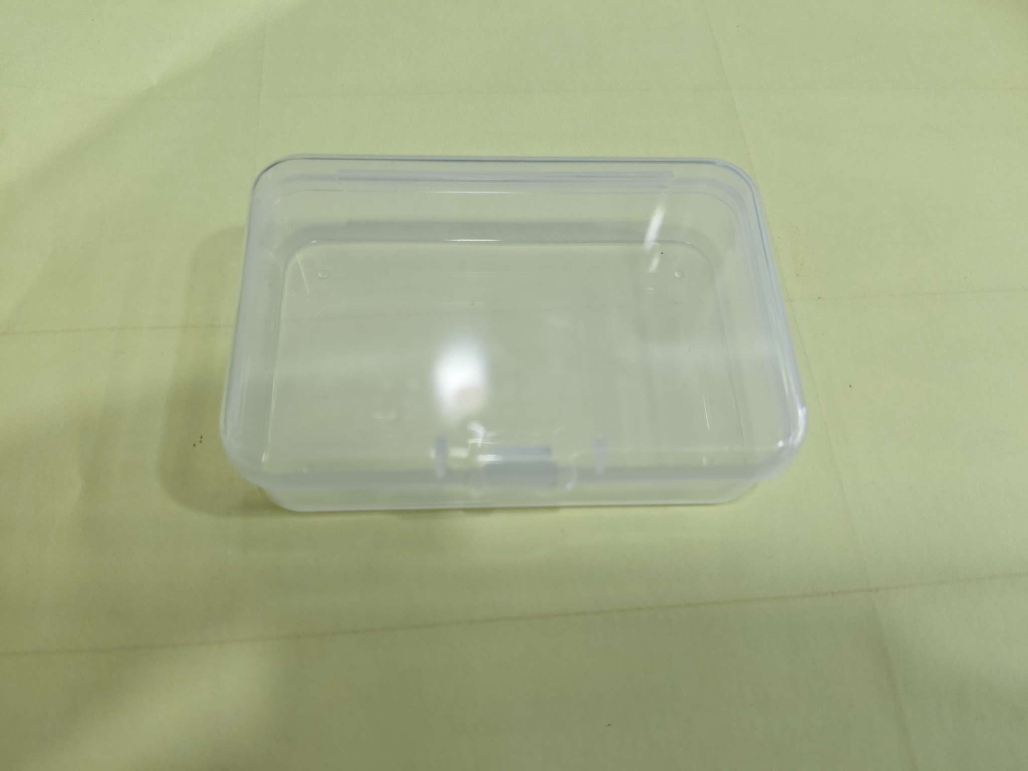 单格长方盒，收纳方便，装的品种多样化，开合方便。